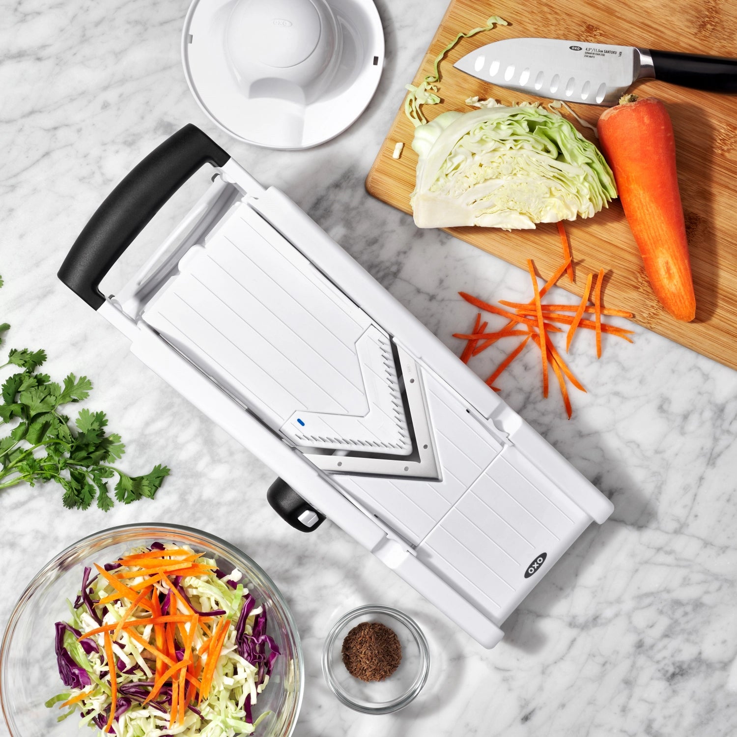 V-Blade Mandoline von OXO, vielseitiges Küchenwerkzeug für präzise Schnitte und kreative Zubereitung von Obst und Gemüse.