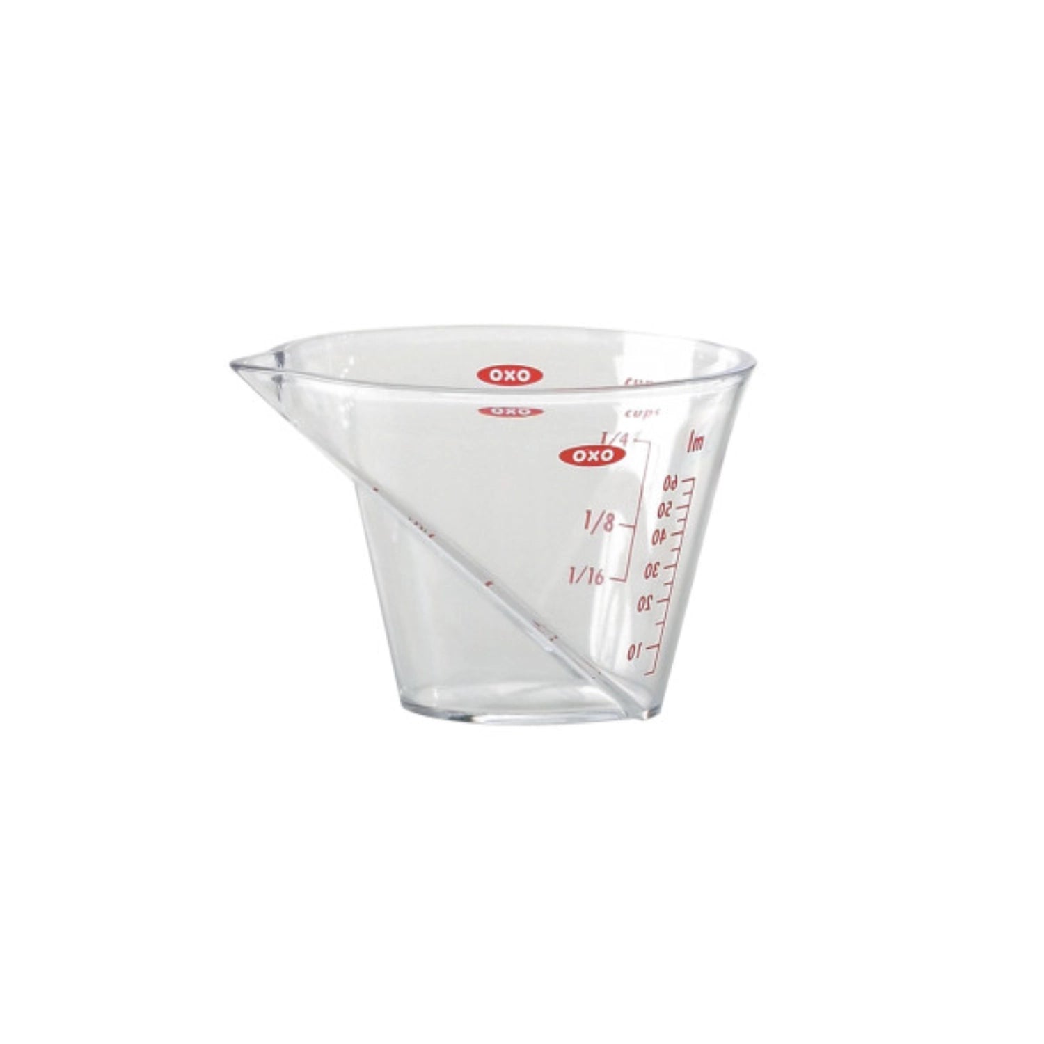 Kompakter abgewinkelter Messbecher von OXO mit 60 ml Volumen, ideal für präzises Messen kleiner Flüssigkeitsmengen.