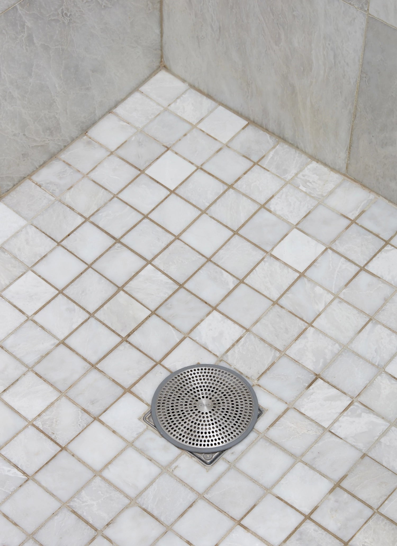 Edelstahlsieb für Duschabflüsse von OXO, 12 cm Durchmesser, ideal zum Auffangen von Haaren und Schmutz, langlebig und rostfrei.