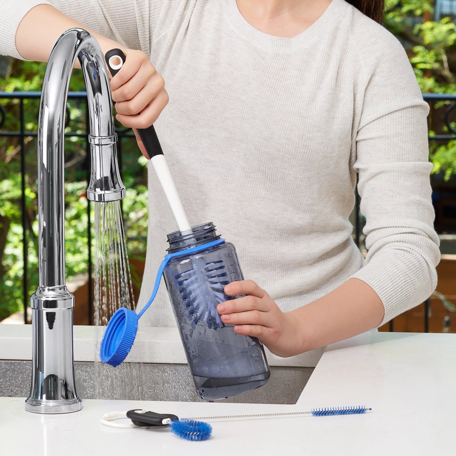 Effektives 3-teiliges Reinigungsset von OXO zur optimalen Pflege und Reinigung von Wasser-Sportflaschen für ein hygienisches Trinkerlebnis.