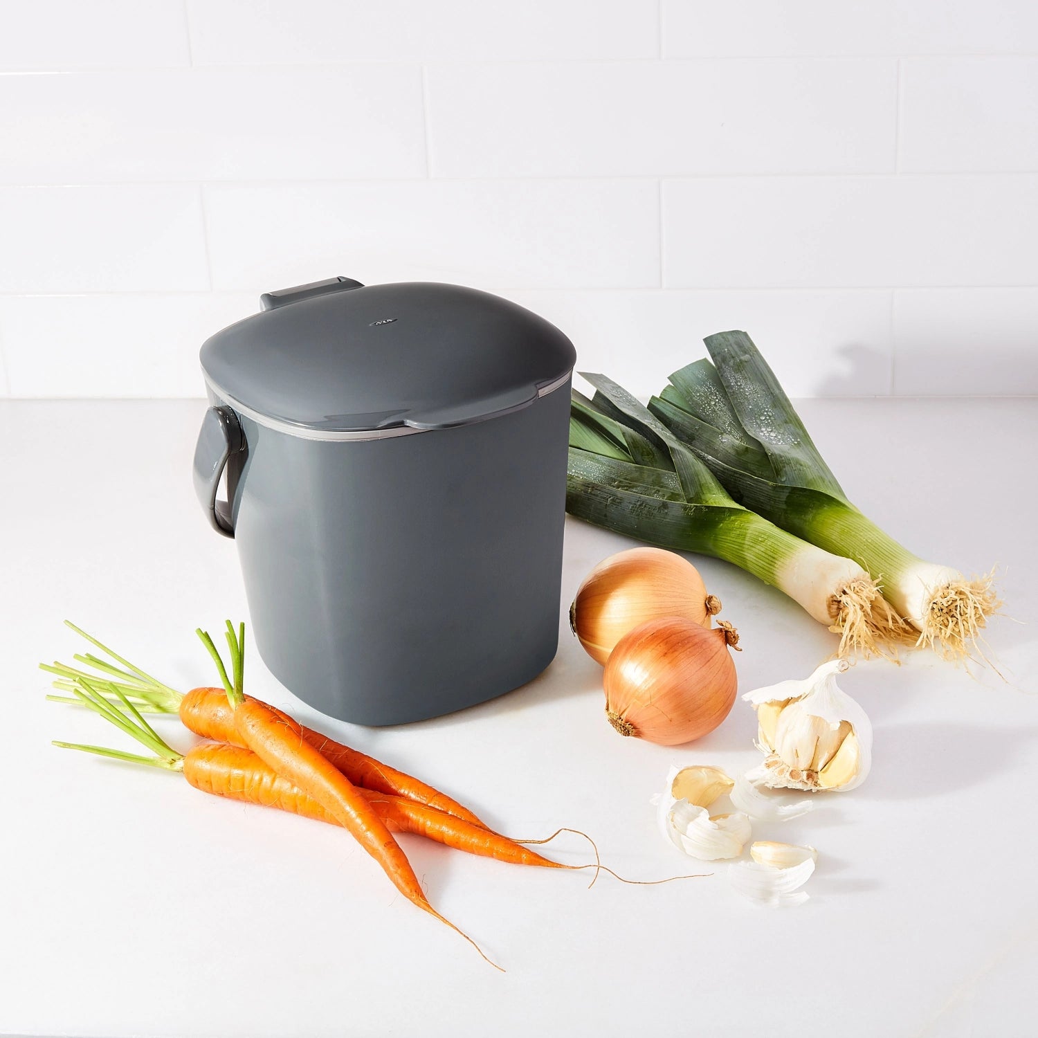 Eleganter schwarzer Kompostbehälter von OXO mit 2.83L Volumen, perfekt für nachhaltige Küchenabfälle und umweltbewusste Haushalte.