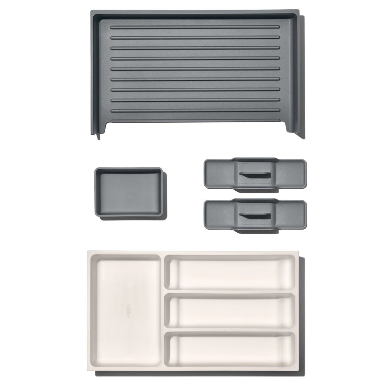 Praktische und anpassbare Schubladeneinlage von OXO Good Grips, perfekt für die übersichtliche Aufbewahrung von Besteck und Küchenhelfern.