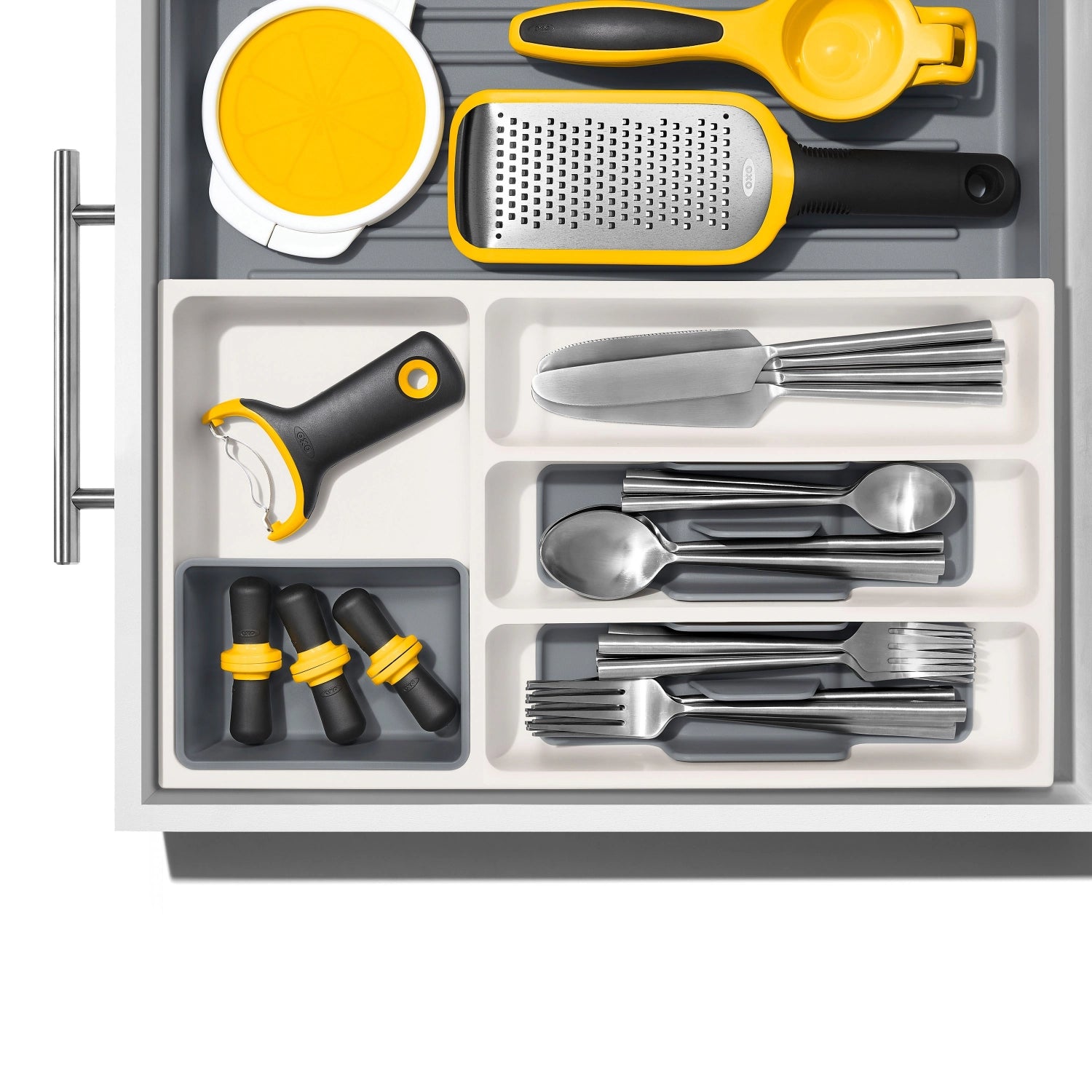 Praktische und anpassbare Schubladeneinlage von OXO Good Grips, perfekt für die übersichtliche Sortierung von Besteck und Kochzubehör in Küchenschubladen.