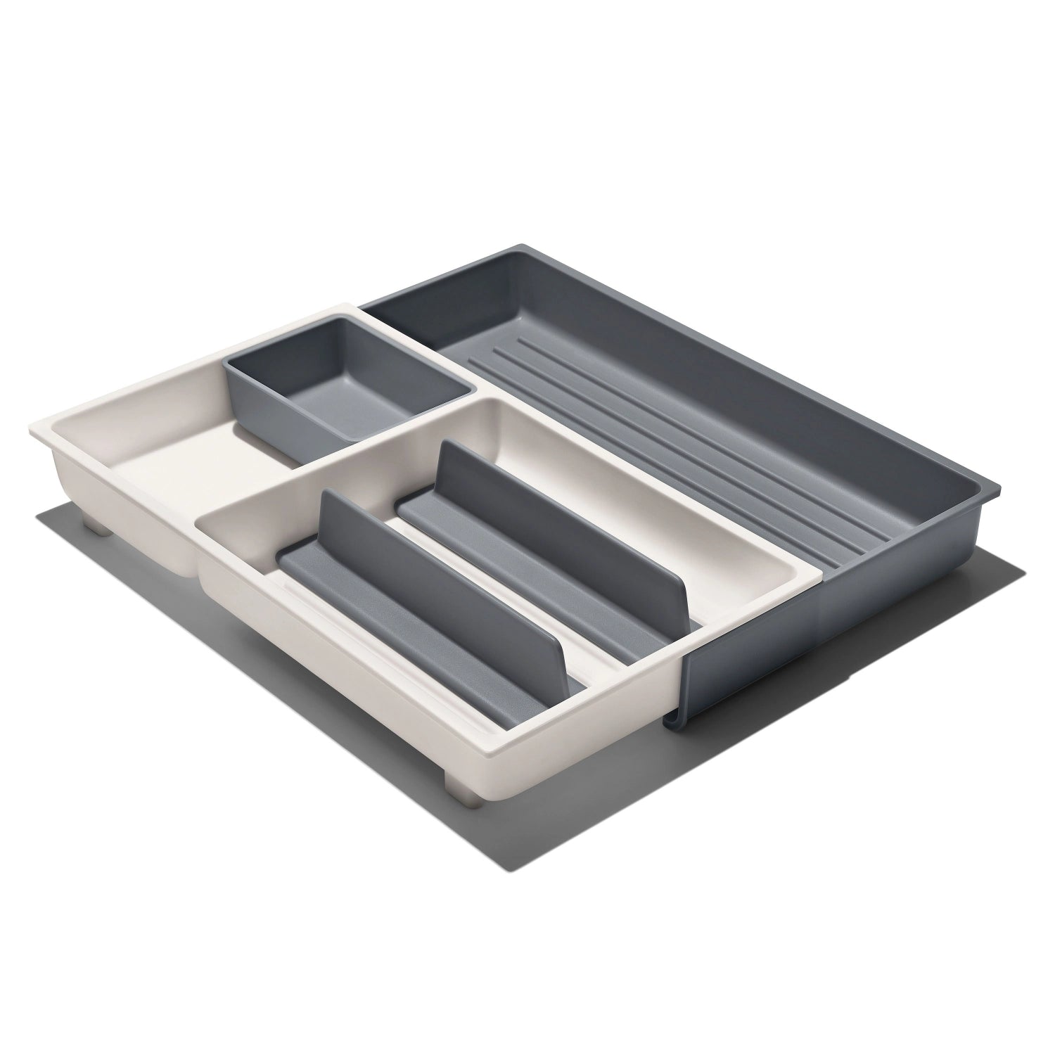 Erweiterbare Schubladeneinlage von OXO Good Grips, ideal zur flexiblen Organisation von Besteck und Küchenutensilien in der Schublade.