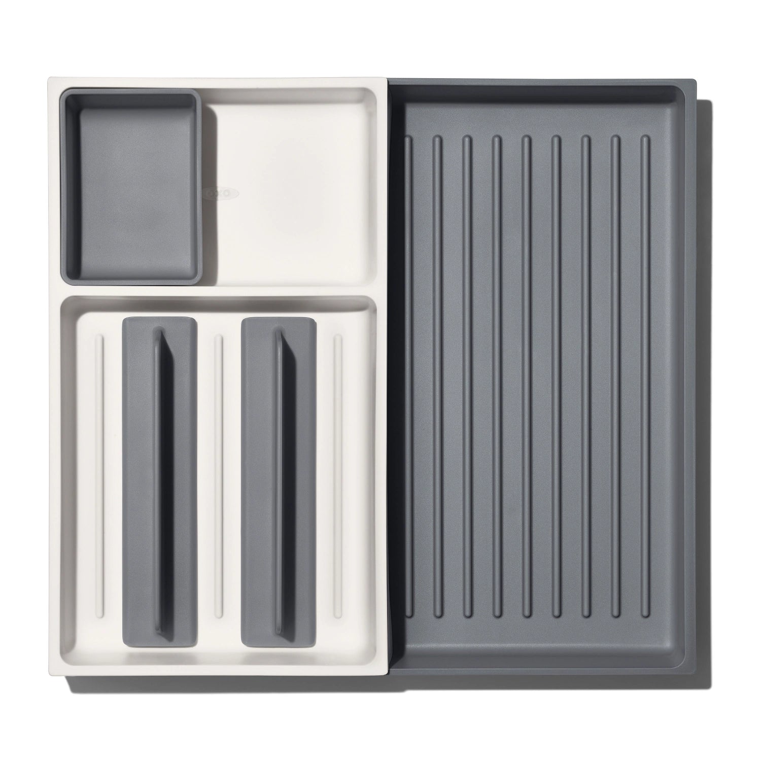 Erweiterbare Schubladeneinlage von OXO Good Grips, ideal zur flexiblen Organisation von Besteck und Küchenutensilien in der Schublade.