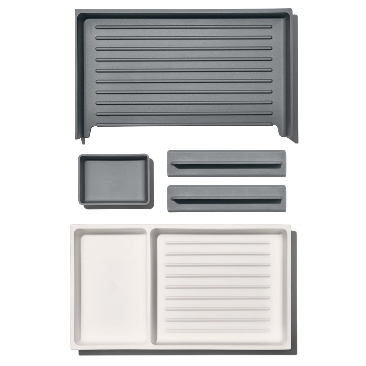 Erweiterbare Schubladeneinlage von OXO Good Grips, ideal zur individuellen Organisation von Besteck und Küchenutensilien in der Schublade.
