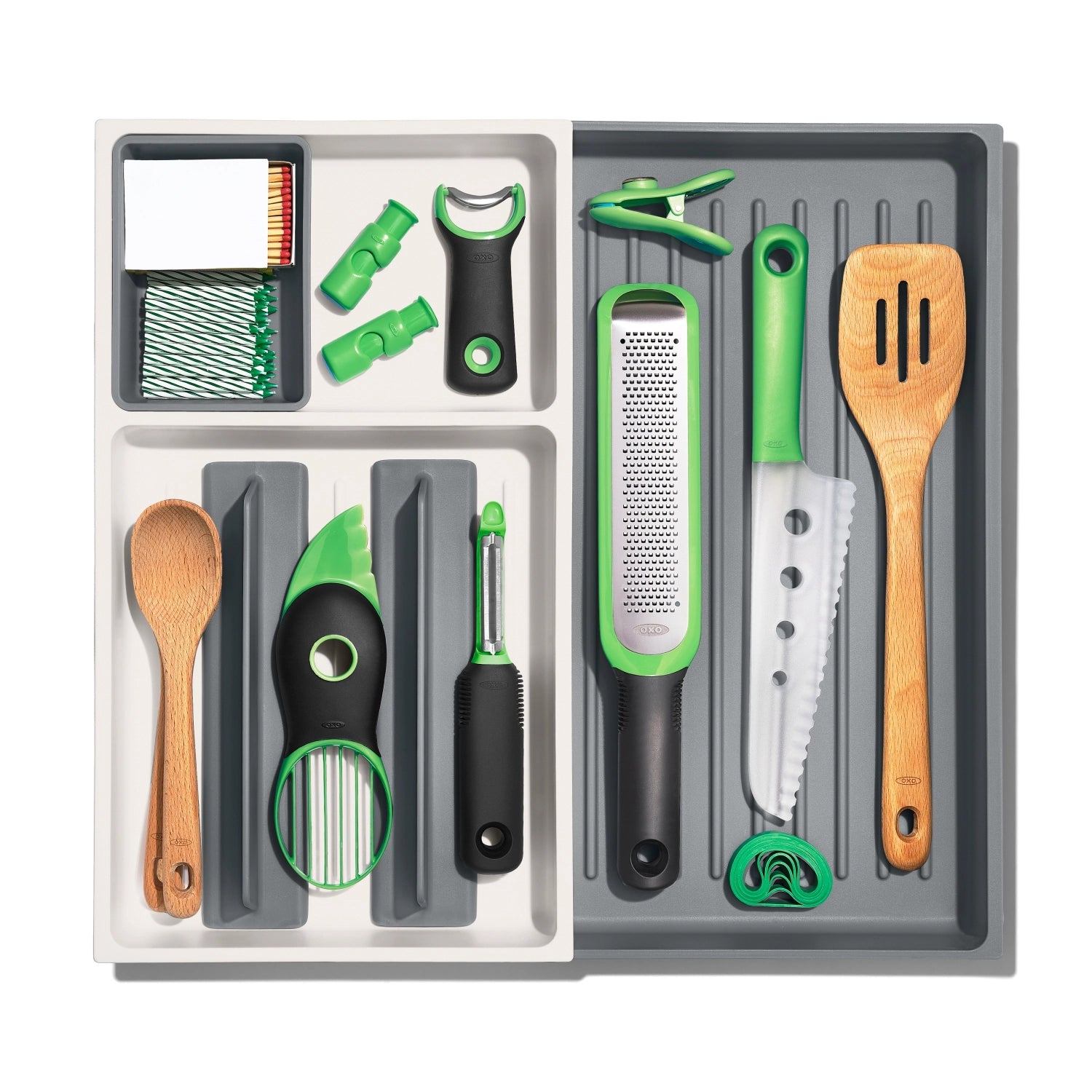 Praktische und anpassbare Schubladeneinlage von OXO Good Grips, perfekt für die übersichtliche Aufbewahrung von Besteck und Küchenhelfern.