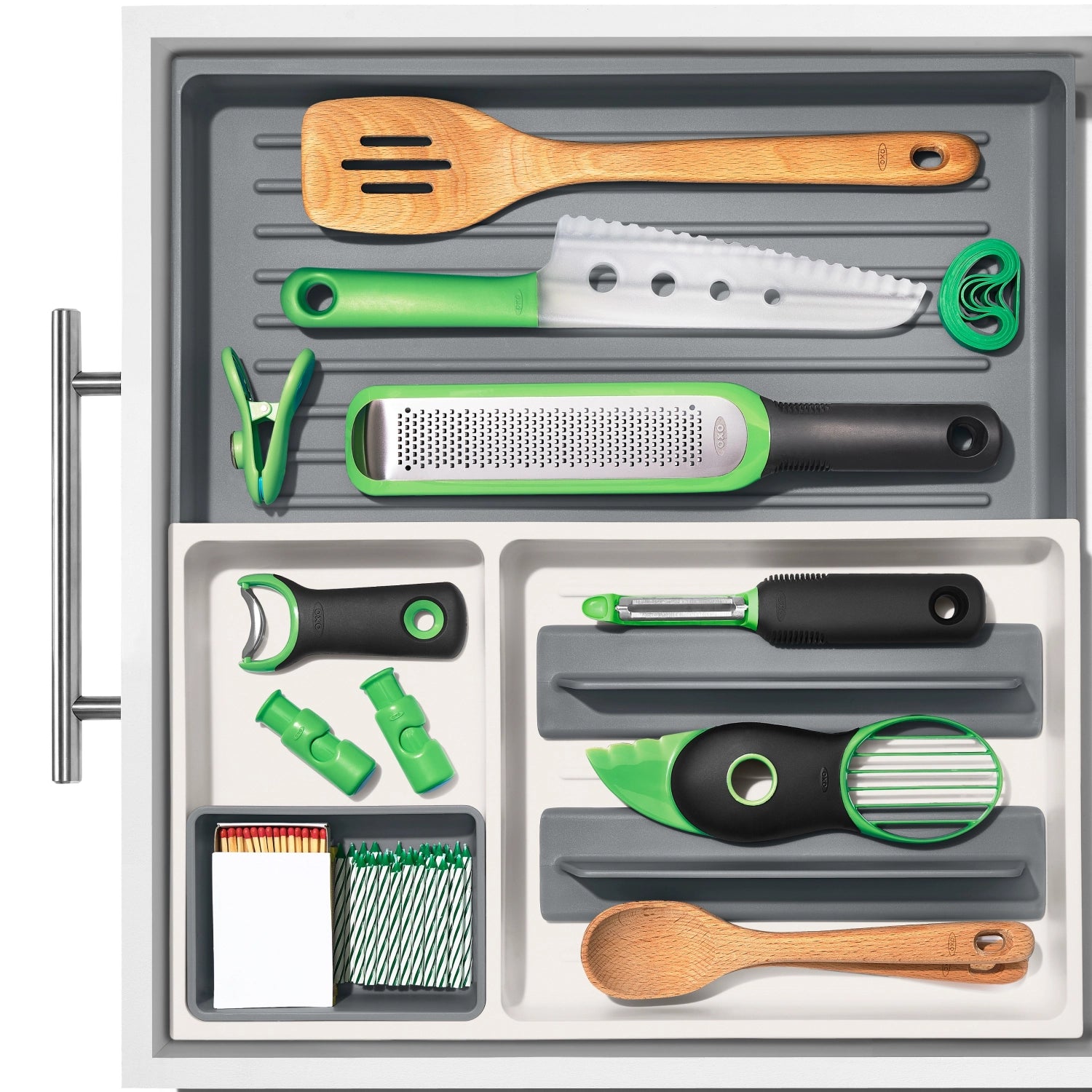 Erweiterbare Schubladeneinlage von OXO Good Grips, ideal zur flexiblen Organisation von Besteck und Küchenutensilien in der Schublade.