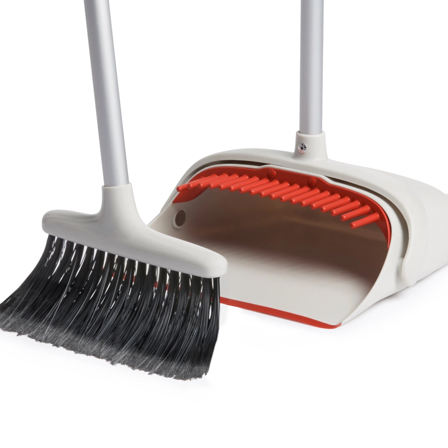 Langstielige Kehrgarnitur von OXO, ideal für müheloses Kehren, ermöglicht komfortables Arbeiten ohne Bücken und sorgt für Sauberkeit.