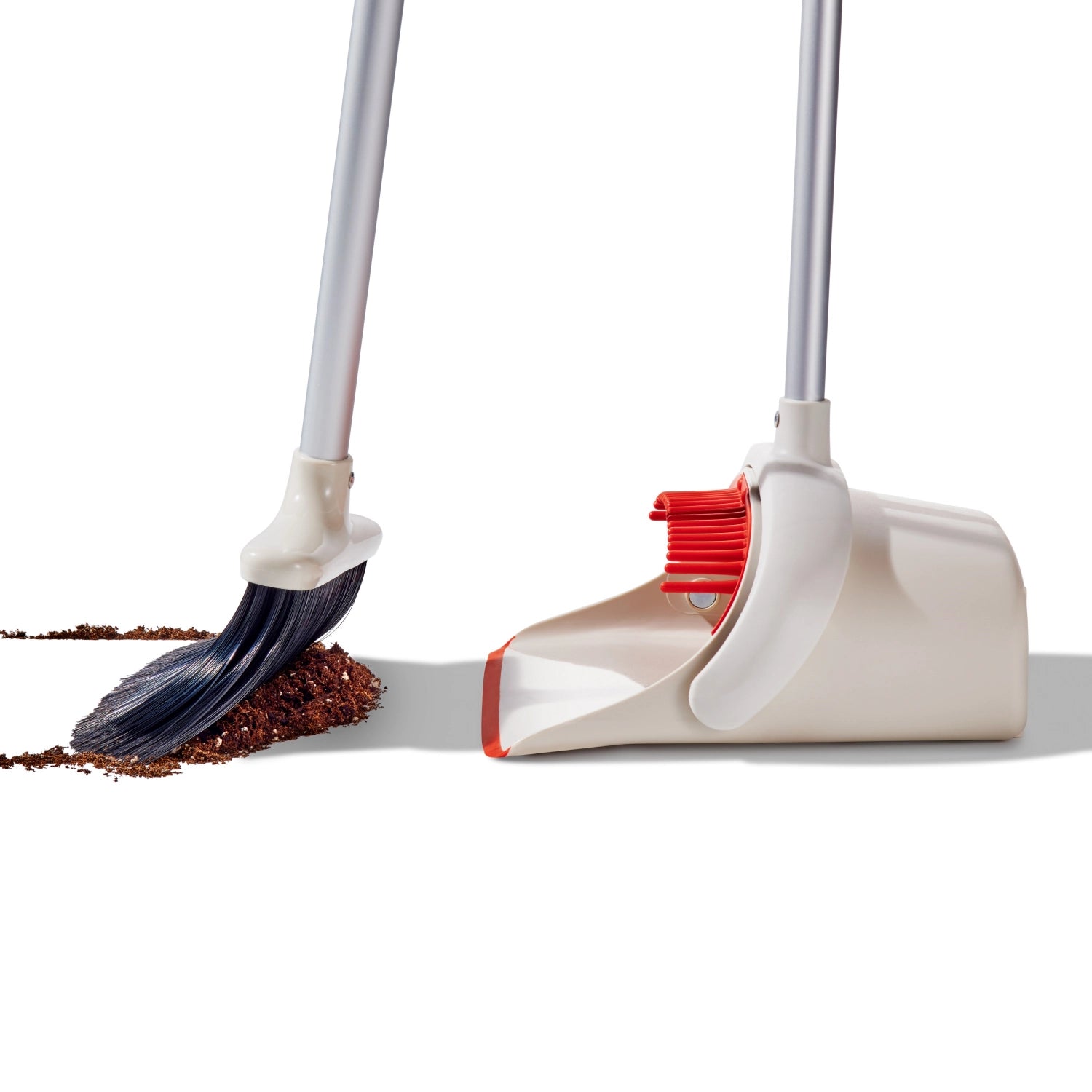 Praktische langstielige Kehrgarnitur von OXO, perfekt für effizientes Kehren ohne Bücken, sorgt für hygienische Sauberkeit in jedem Raum.