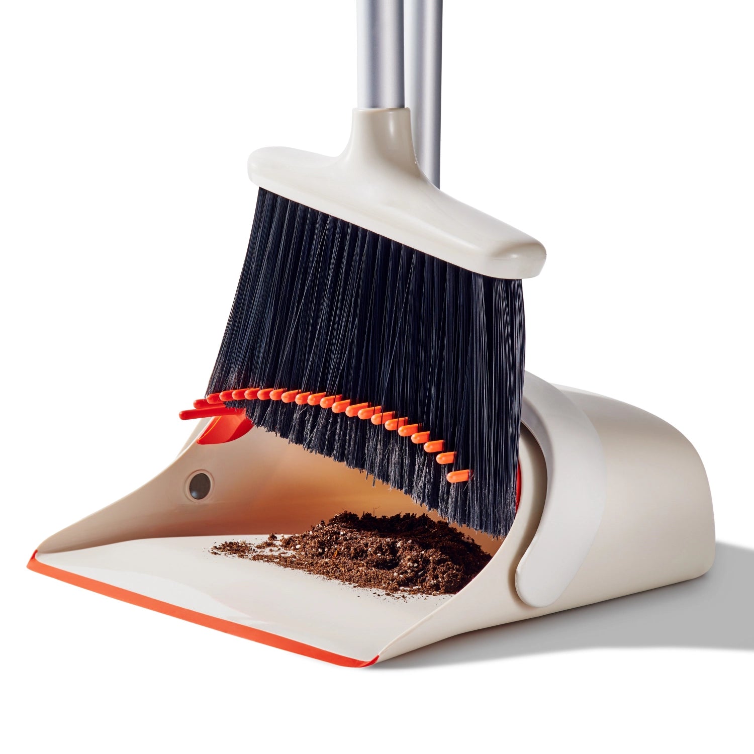 Elegante langstielige Kehrgarnitur von OXO, ideal für müheloses Kehren, bietet Komfort und Sauberkeit in Ihrem Zuhause.