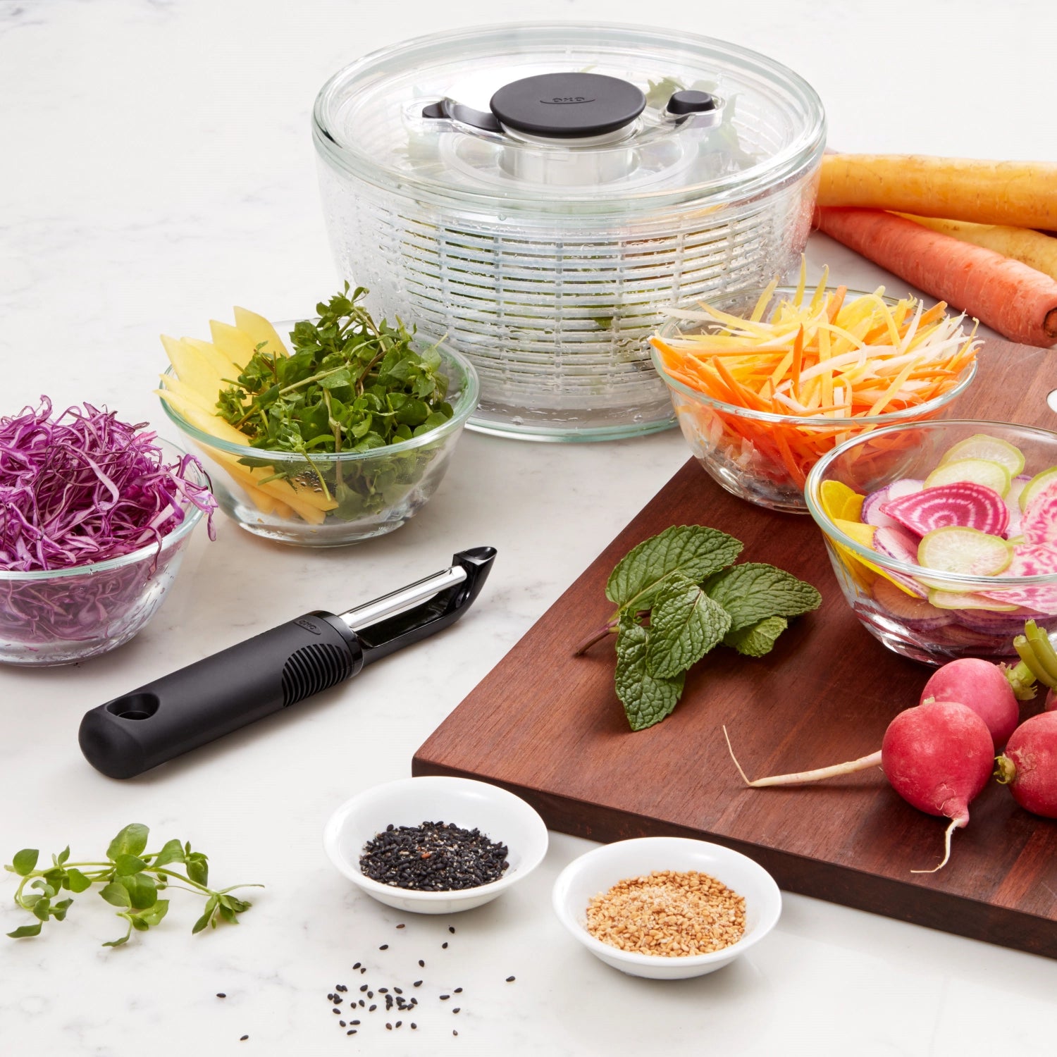Kleine, runde Salatschleuder von OXO, transparent, 2.7 l, ideal zum schnellen Trocknen von Salat und Gemüse, praktisch und platzsparend.