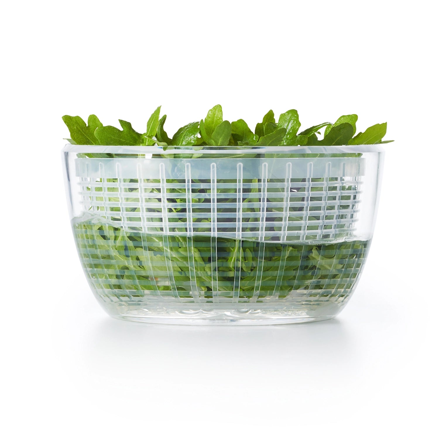 Kompakte, transparente Salatschleuder von OXO mit 2.7 l Volumen, perfekt für frisches Gemüse und Salat, einfach zu bedienen und leicht zu verstauen.