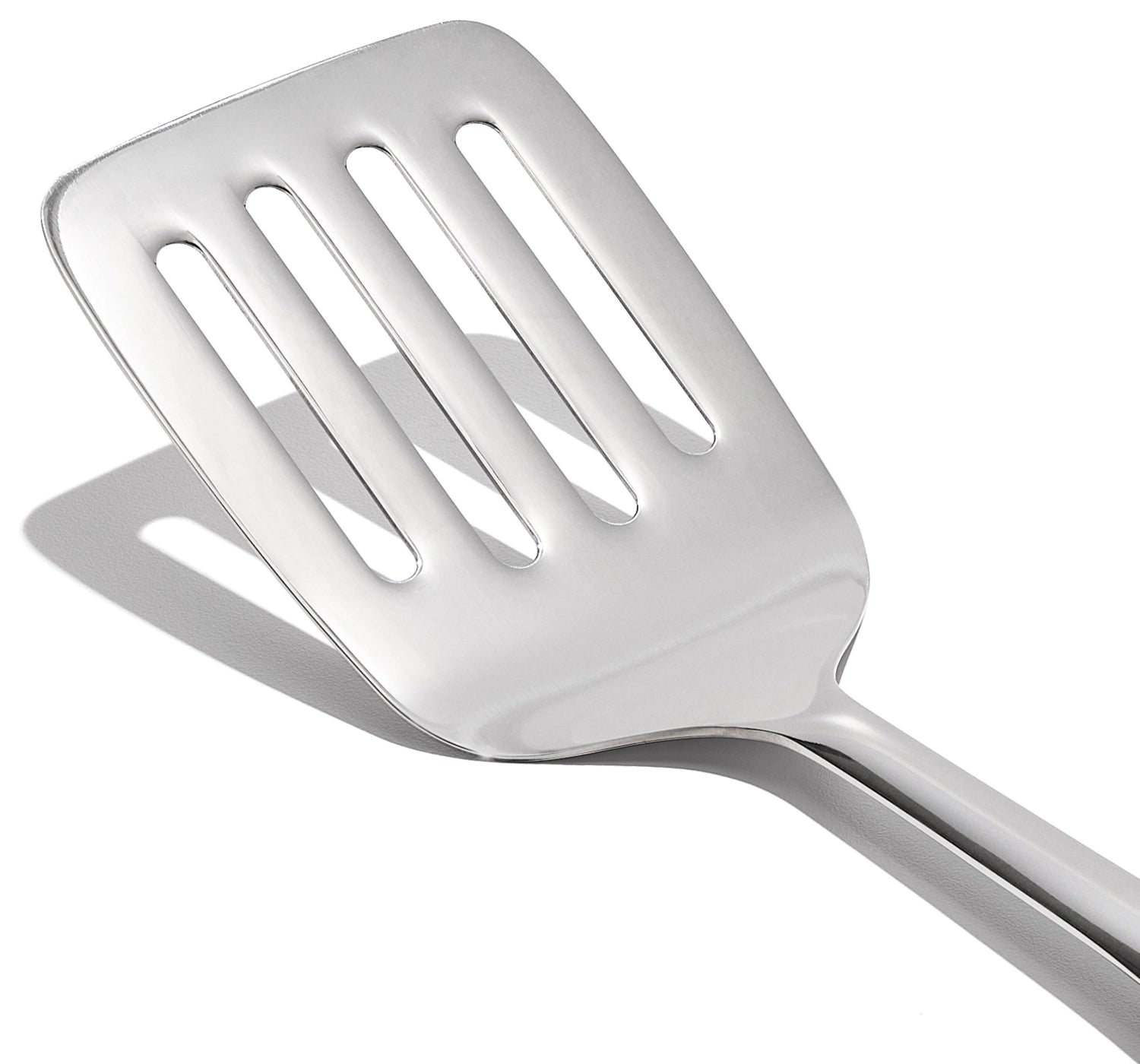 Robuster Good Grips Pfannenwender aus Edelstahl von OXO, ausgestattet mit ergonomischem, rutschfestem Griff für müheloses Wenden und Servieren.