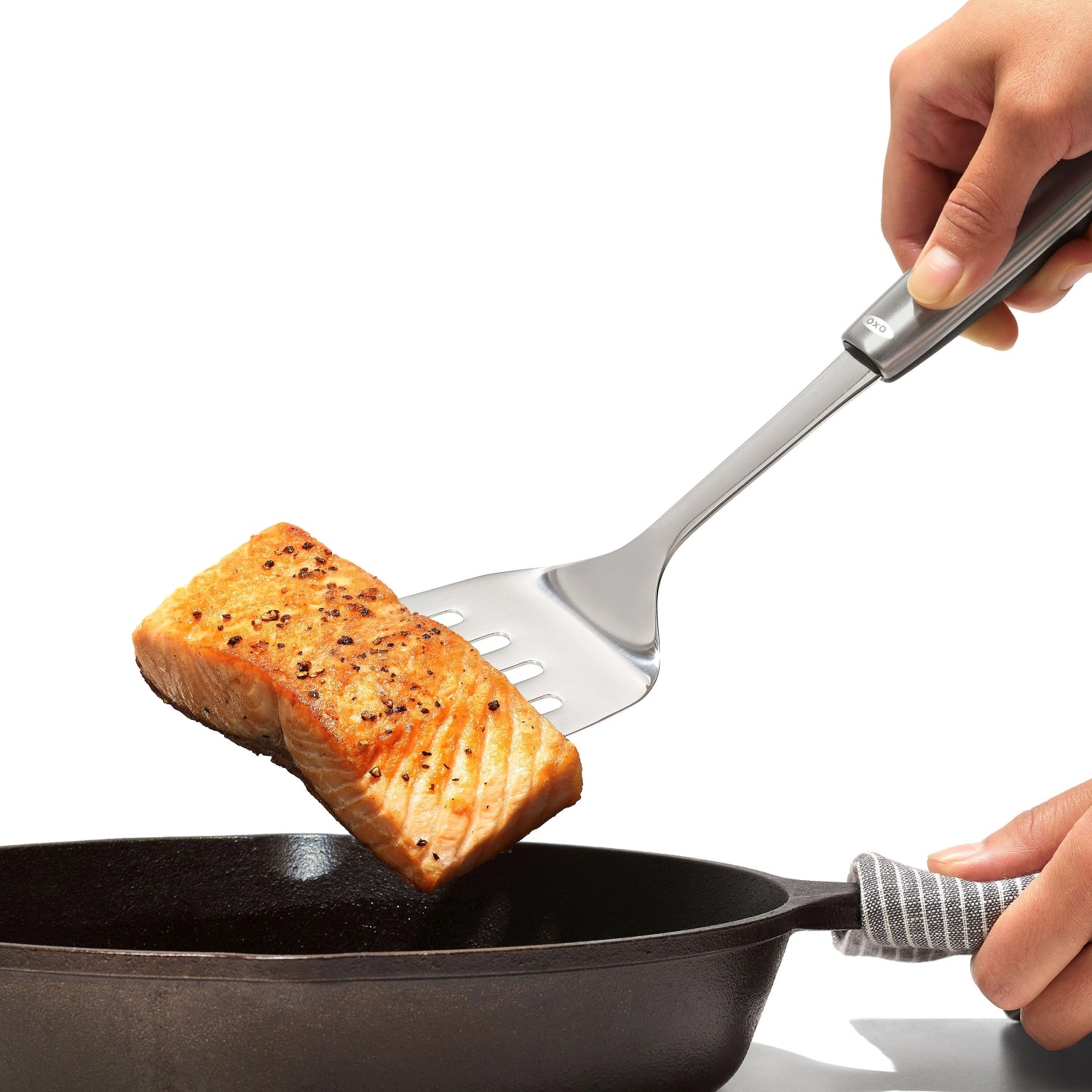Pfannenwender Good Grips Steel von OXO, ergonomisches Design, ideal zum Wenden von Speisen, langlebig und robust, perfekt für die Küche.