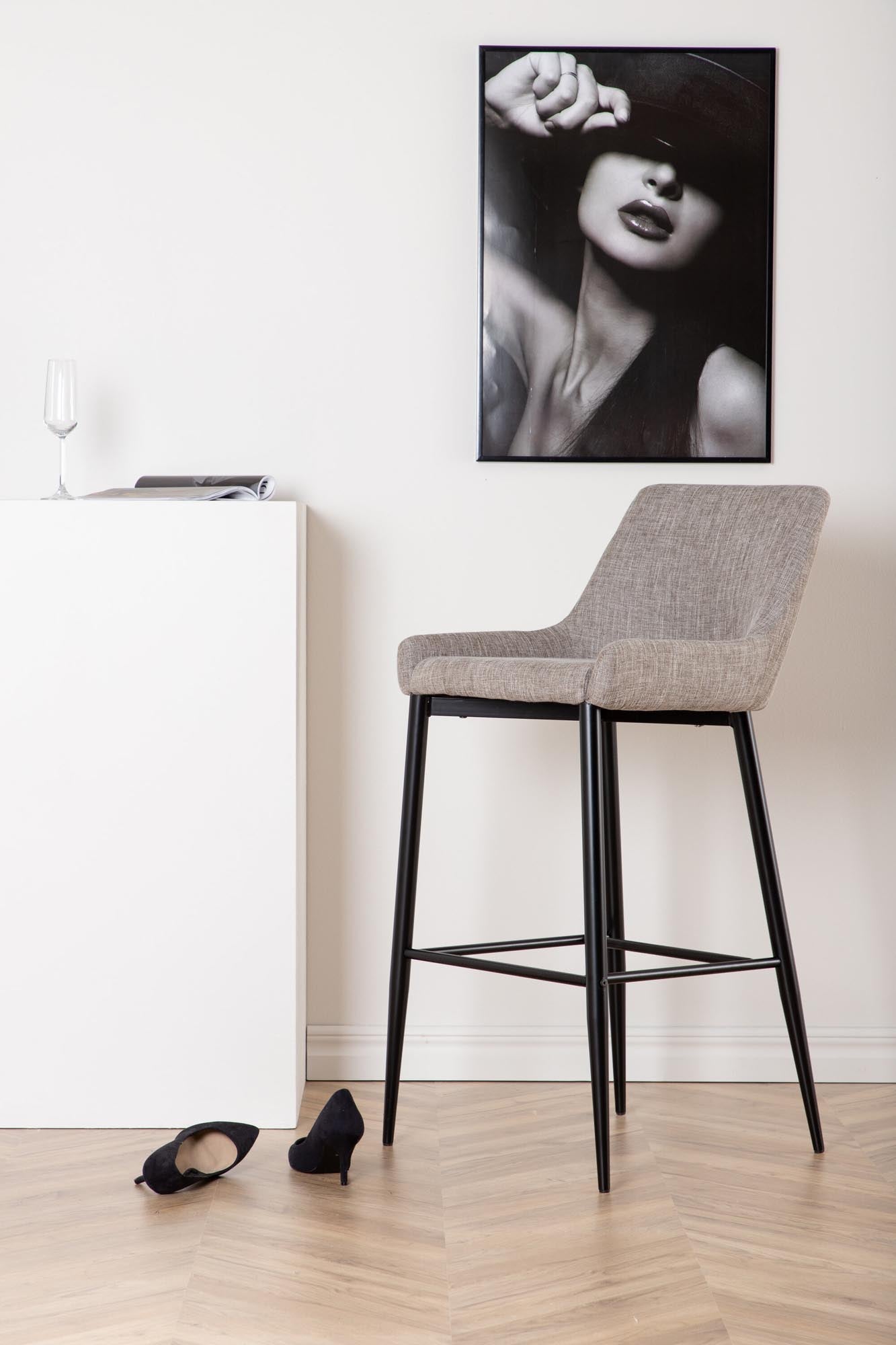 Eleganter Plaza Barstuhl in sanftem Beige, ideal für stilvolle Bars und moderne Wohnräume, von Venture Home.