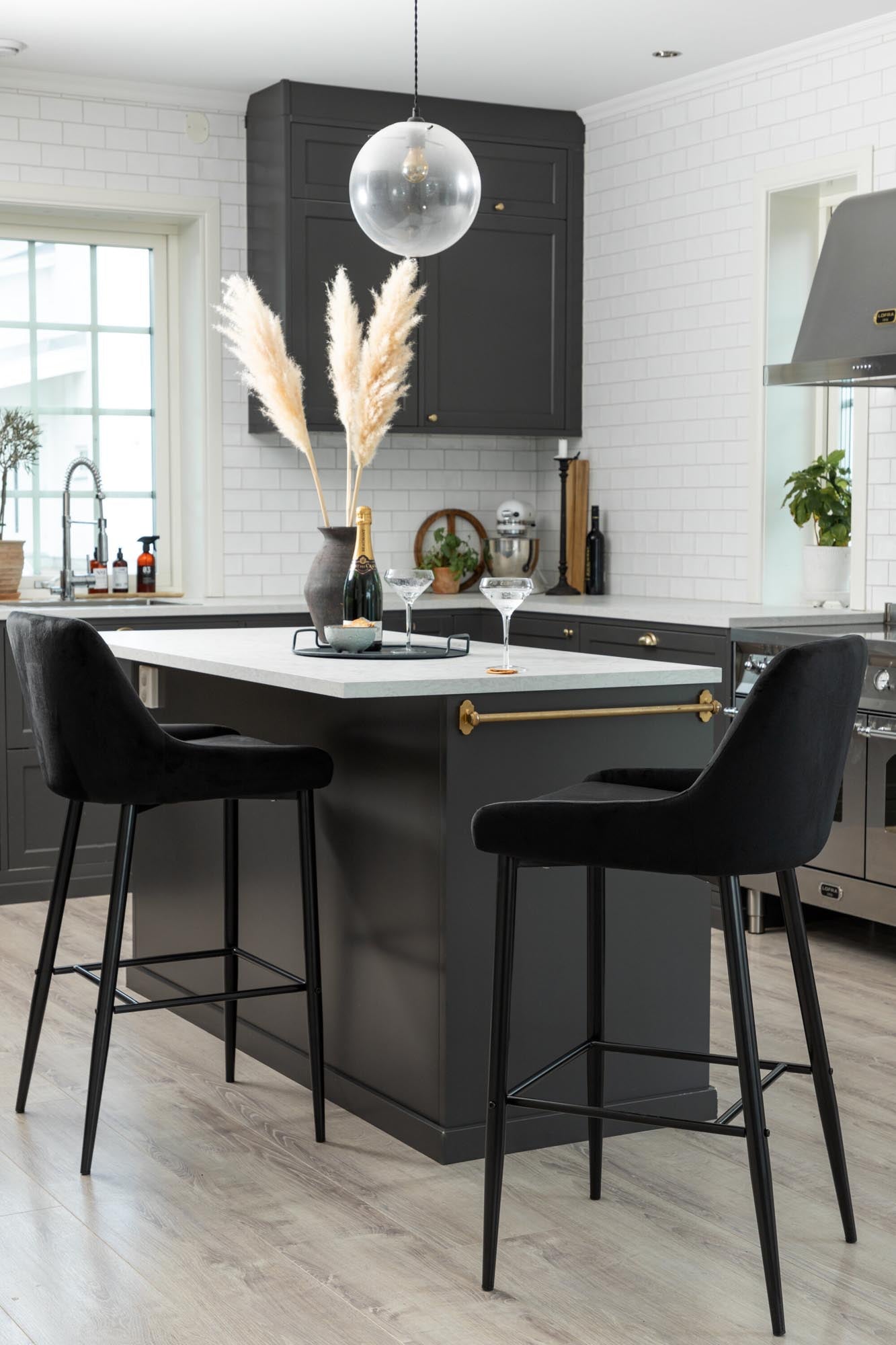 Moderner Plaza Barstuhl in elegantem Schwarz von Venture Home, ideal für trendige Bars und Esszimmer, vereint Komfort und zeitgemäße Ästhetik.