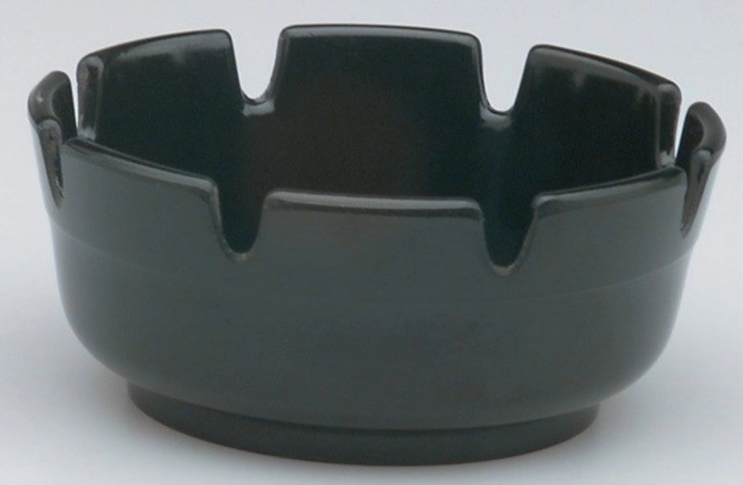 Eleganter schwarzer Aschenbecher mit einem Durchmesser von 10 cm, ideal für den Innen- und Außenbereich, präsentiert von Piazza.