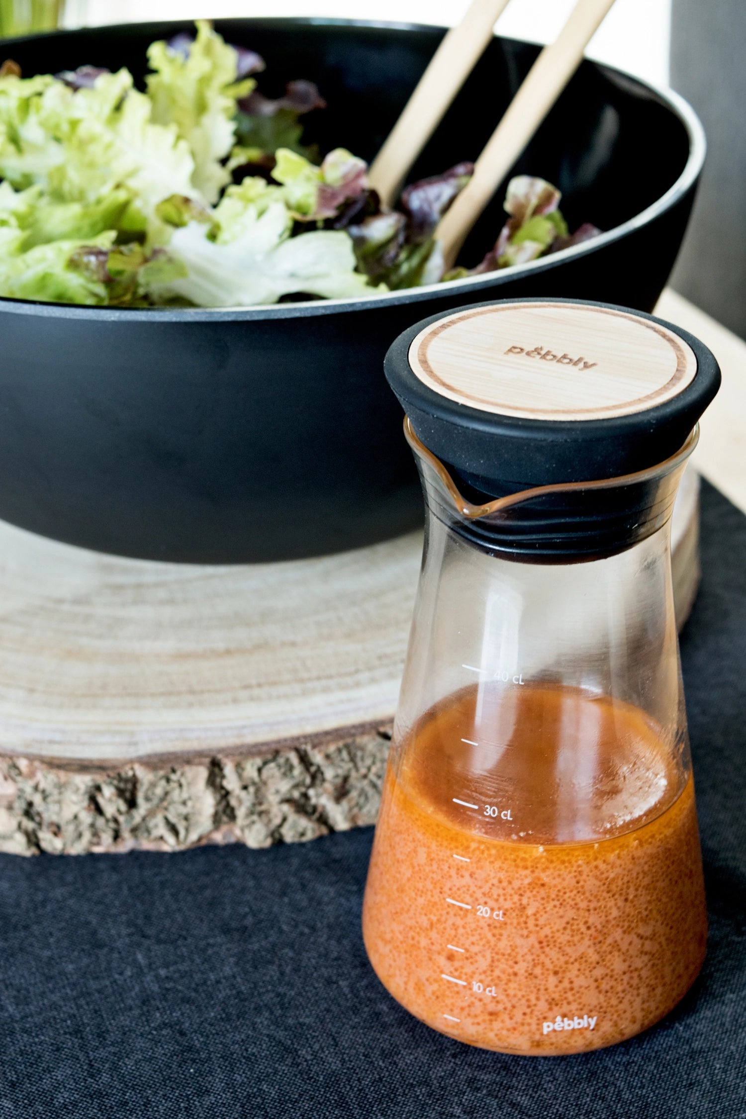 Eleganter Pebbly Salat Shaker aus Glas, 45cl, in Schwarz. Perfekt für frische Salate und stilvolles Servieren. Ideal für die Küche.