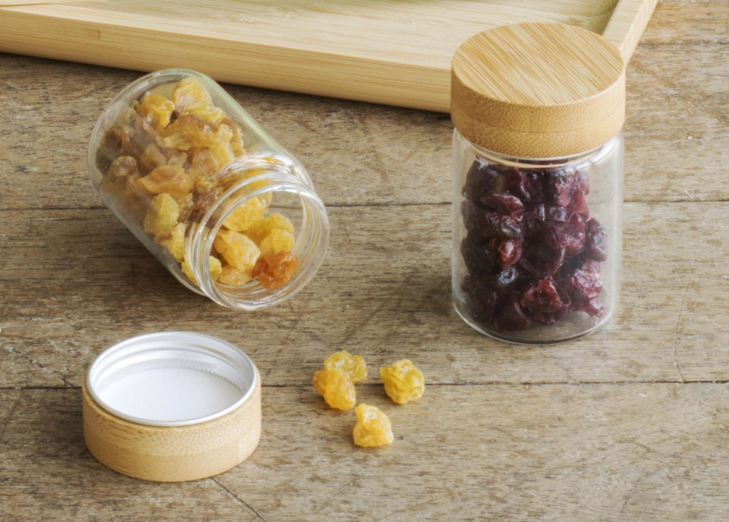 Set aus drei eleganten Vorratsgläsern von Pebbly, 75 ml, mit nachhaltigen Bambusdeckeln für eine umweltbewusste Küchenorganisation.