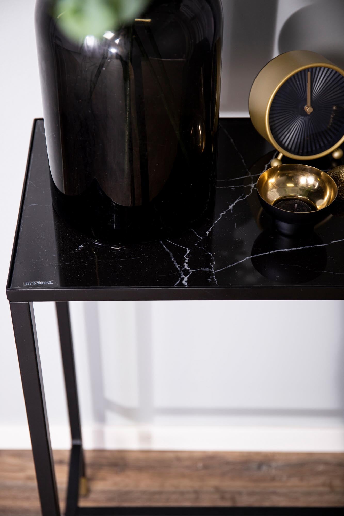 Eleganter Dipp Beistelltisch von Venture Home mit stilvollem Glas-Top und robustem Stahlgestell, ideal für jedes Wohnambiente.