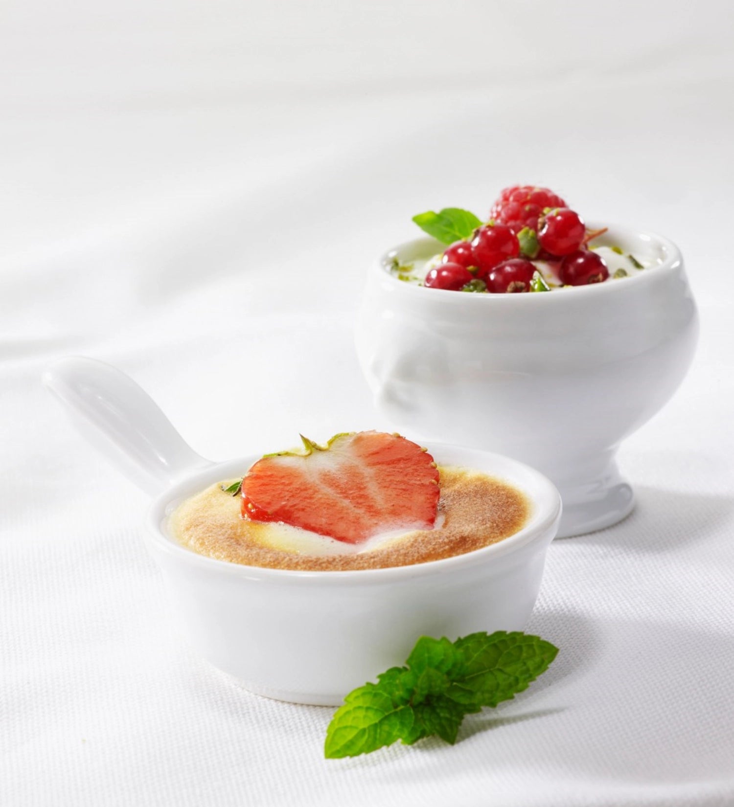 Elegantes Mini-Pfännchen in Weiß von Revol, ideal für feine Saucen und Milch, bringt Stil und Funktionalität in jede Küche.