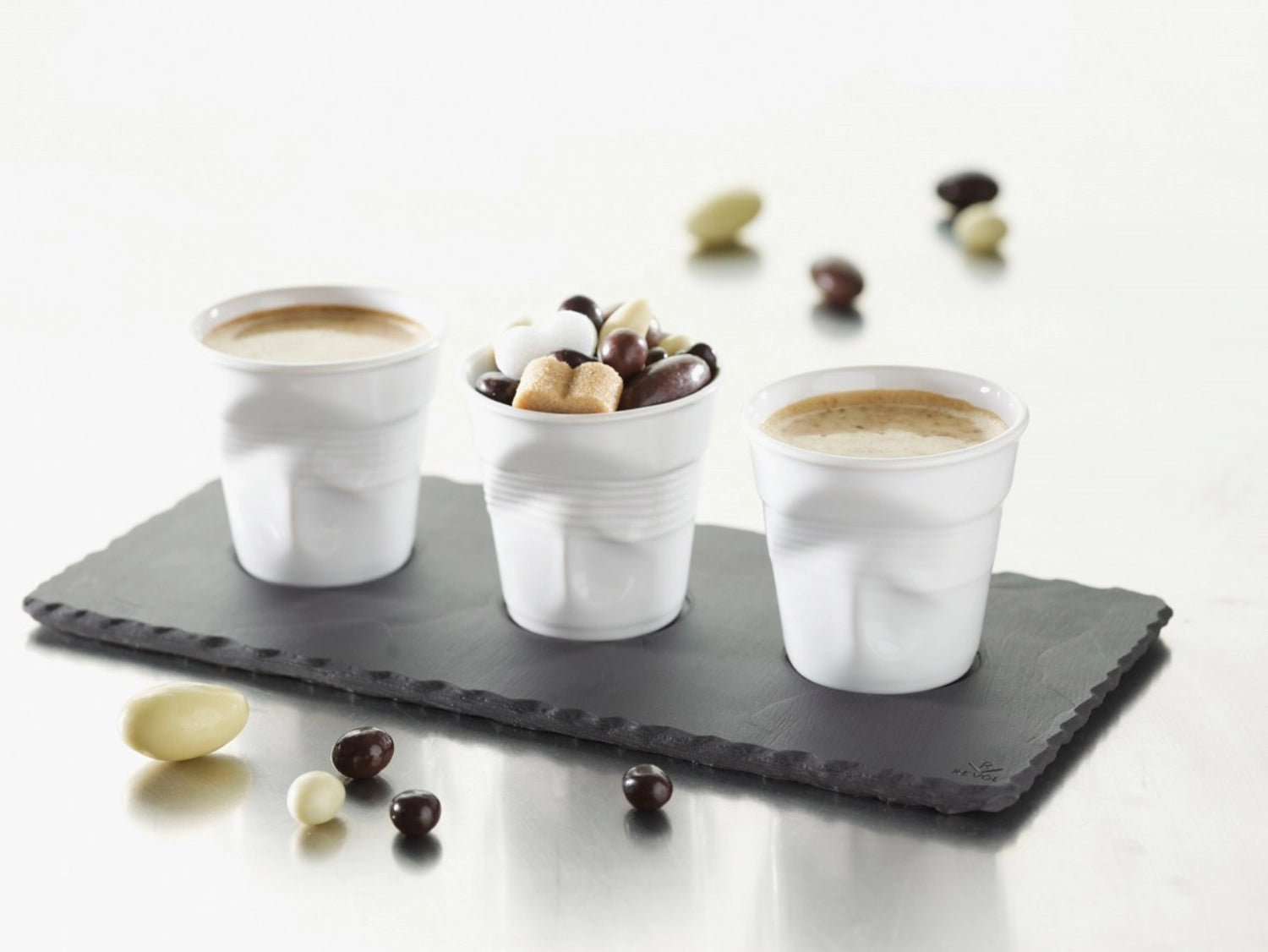 Schöner Knitterbecher für Espresso, 8cl, in reinem Weiß. Perfekt für besondere Anlässe und stilvolle Kaffeerunden.