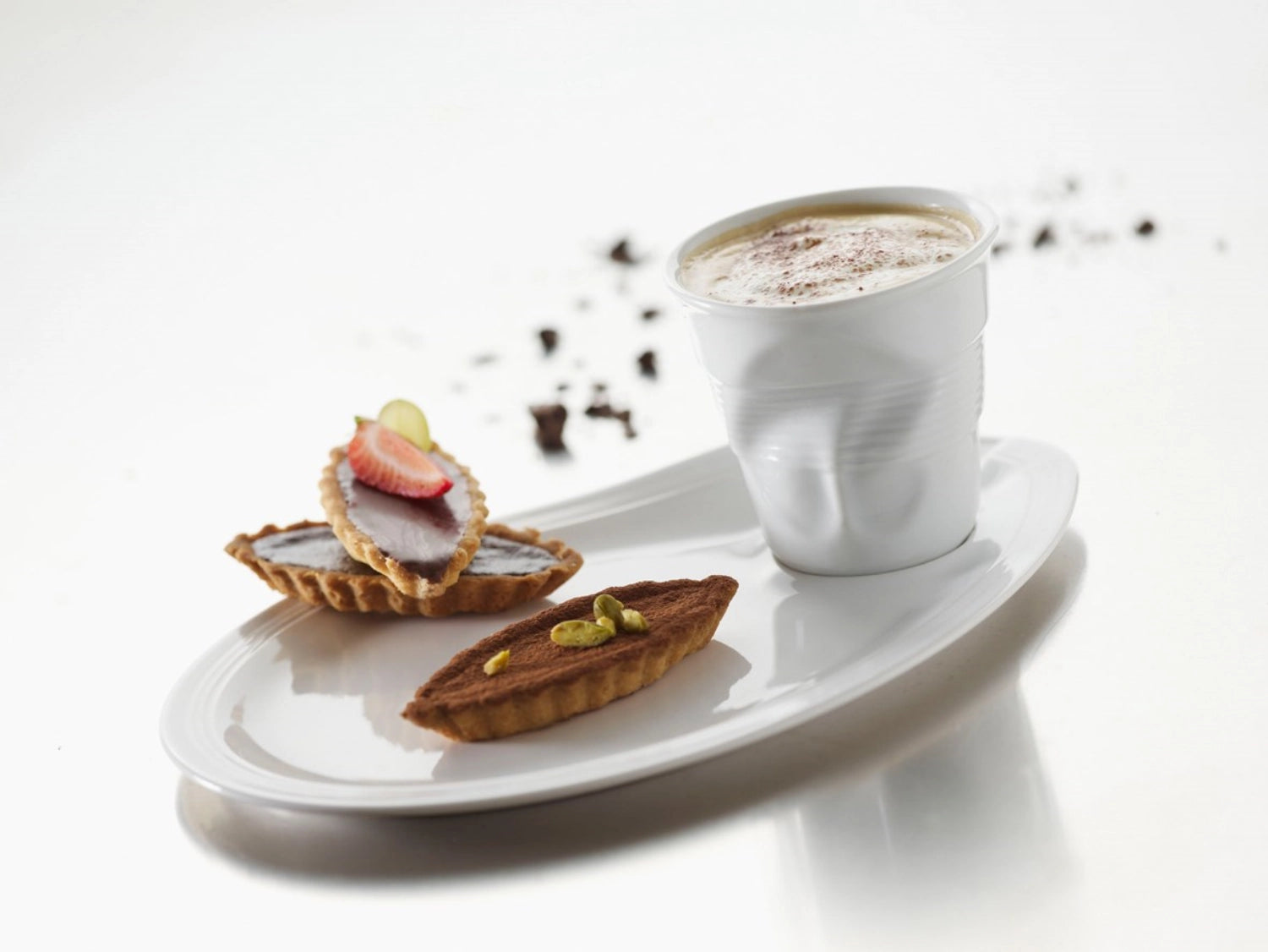 Stilvoller Cappuccino Knitterbecher von Revol, 18 cl, ideal für Kaffeeliebhaber, vereint modernes Design mit einzigartiger Oberflächenstruktur.