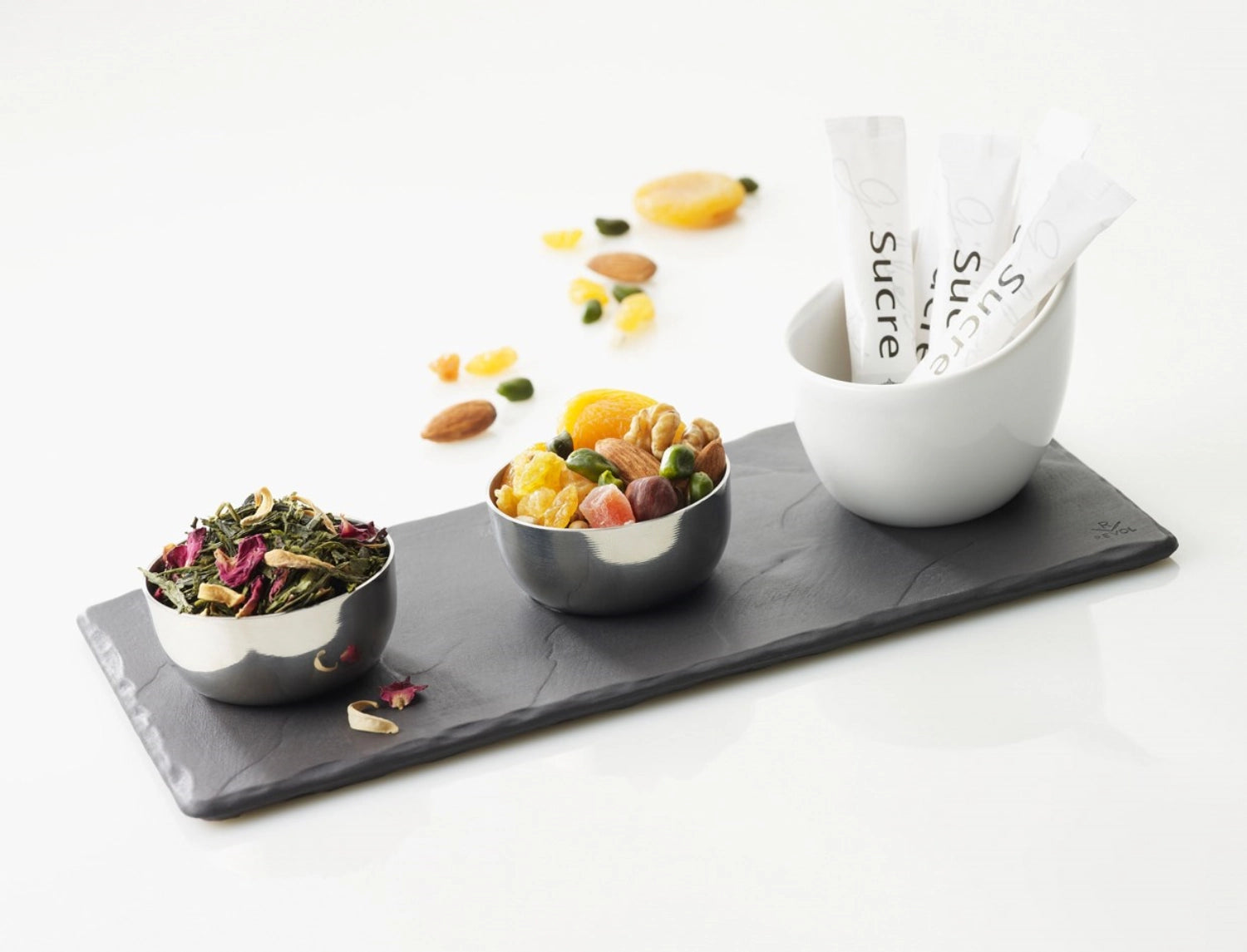 Kompakte, stilvolle Schüssel in Weiß von Revol, Maße 8.5x7x6.5 cm, ideal für kleine Portionen, Snacks oder Saucen, passt in jede Tischdekoration.