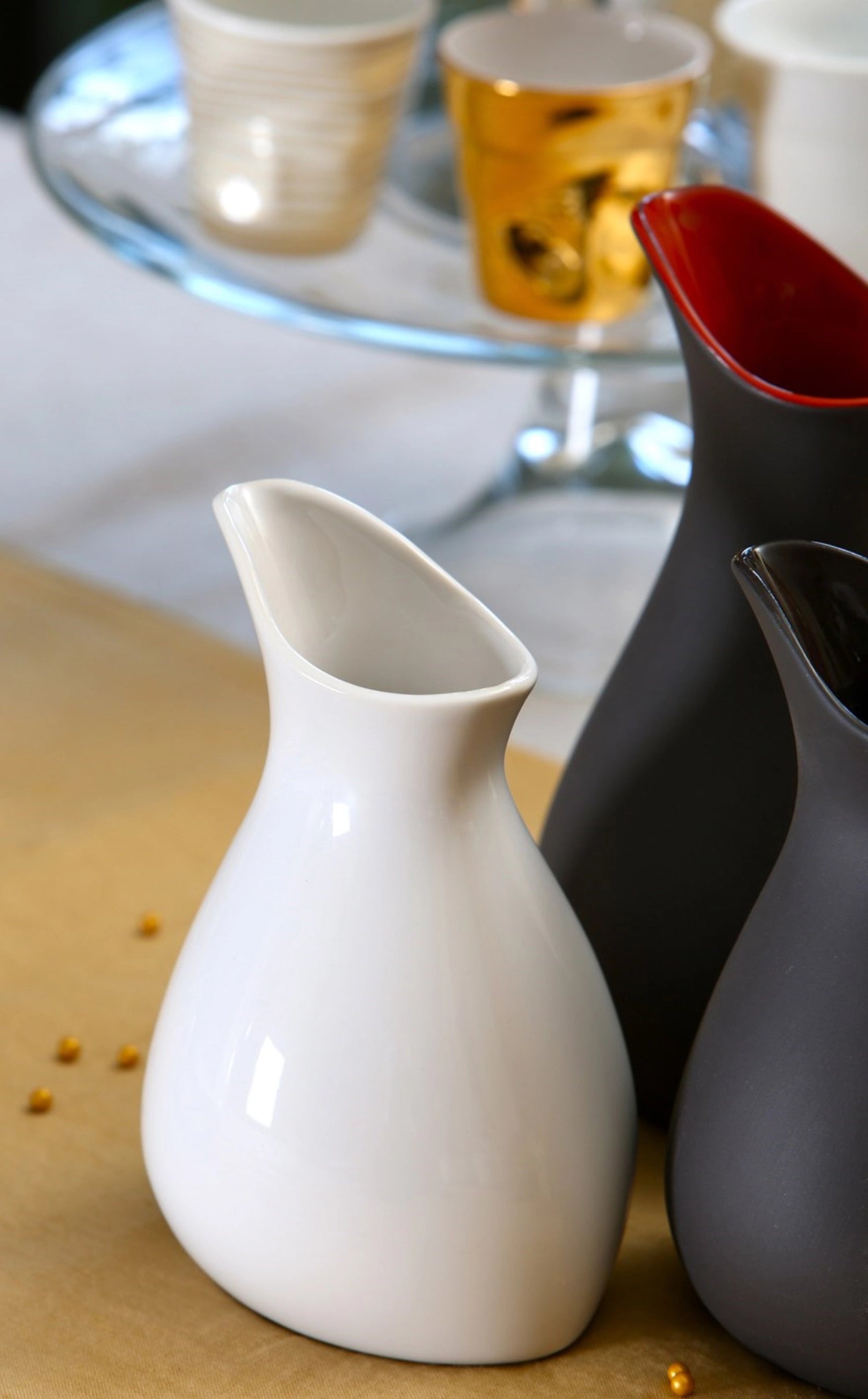 Elegantes Milchkännchen in strahlendem Weiß von Revol, 10 cl, ideal für die ansprechende Servierung von Milch oder Saucen bei festlichen Anlässen.
