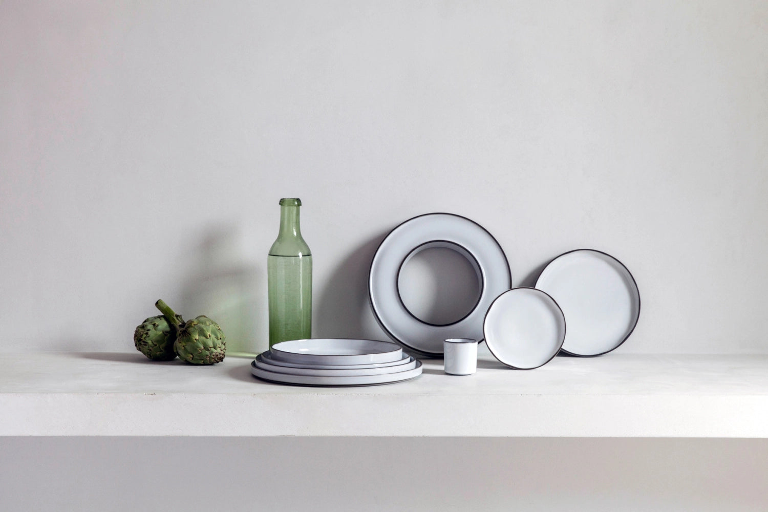 Elegante Untertasse aus der Caractère Kollektion von Revol, perfekt für Tassen und kleine Leckereien, vereint Funktionalität und Design.