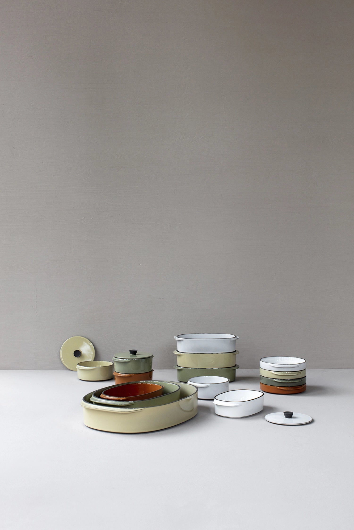 Elegante Untertasse aus der Caractère Kollektion von Revol, perfekt für Teetassen, vereint modernes Design mit Funktionalität und verleiht jedem Tisch einen besonderen Charme.