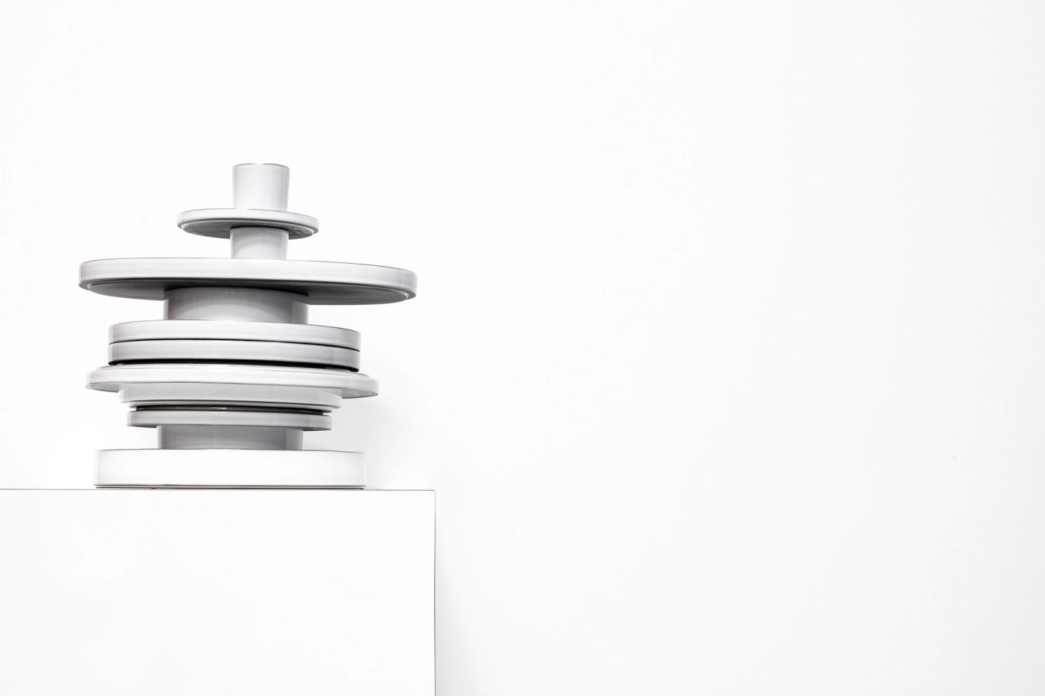 Elegante Untertasse aus der Caractère Kollektion von Revol, perfekt für Teetassen, vereint modernes Design mit Funktionalität und verleiht jedem Tisch einen besonderen Charme.