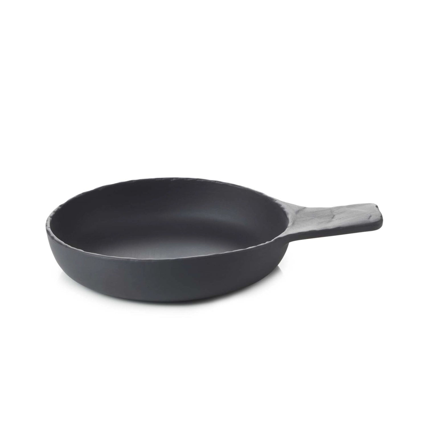 Elegante 18 cm Basalt Kasserolle von Revol in mattem Schieferdesign, perfekt für kreative Kochabenteuer und ansprechende Tischpräsentation.
