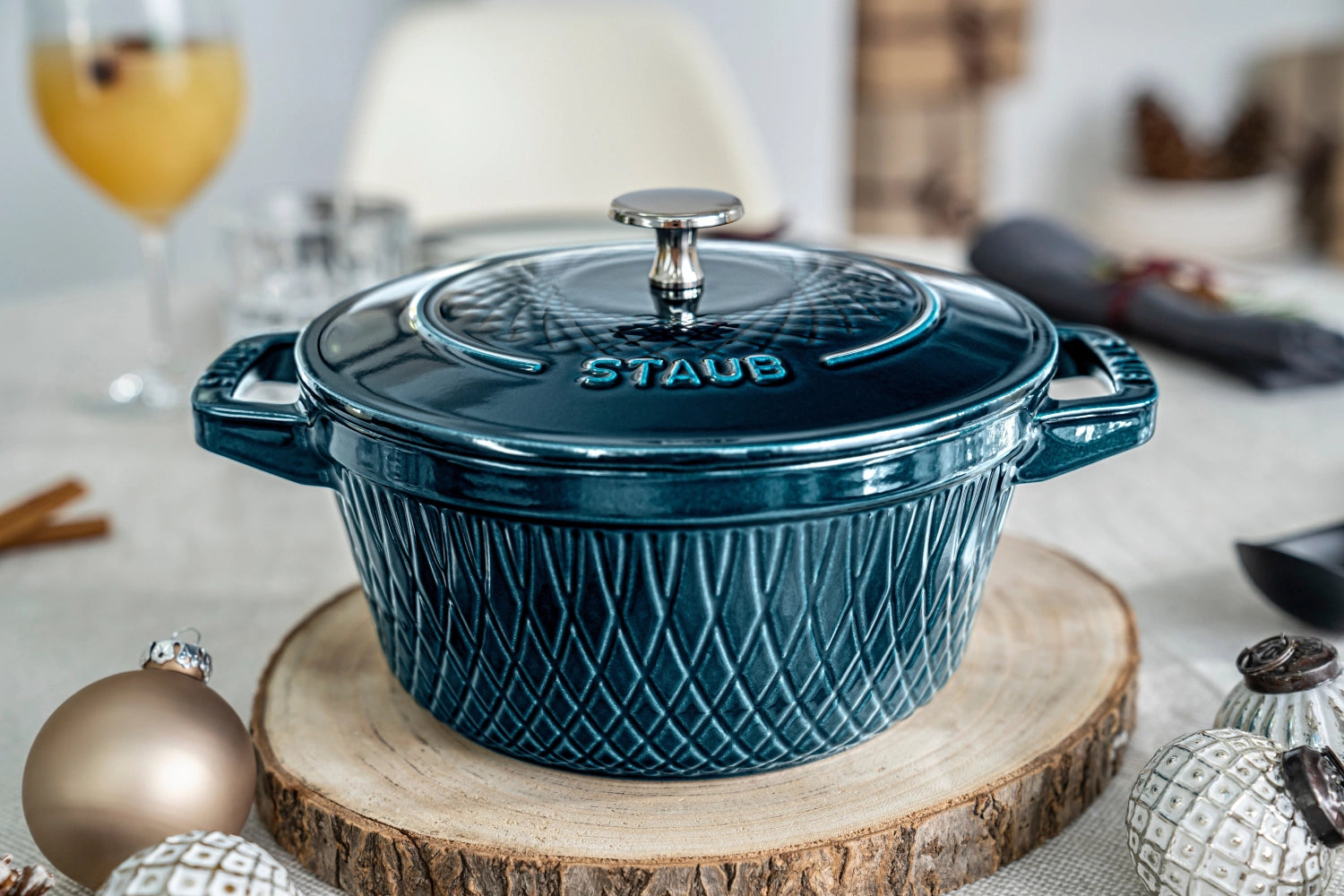Runde Twisted Cocotte von Staub mit 2,29 l, ideal für kreative Kochabenteuer und ansprechende Tischpräsentation.