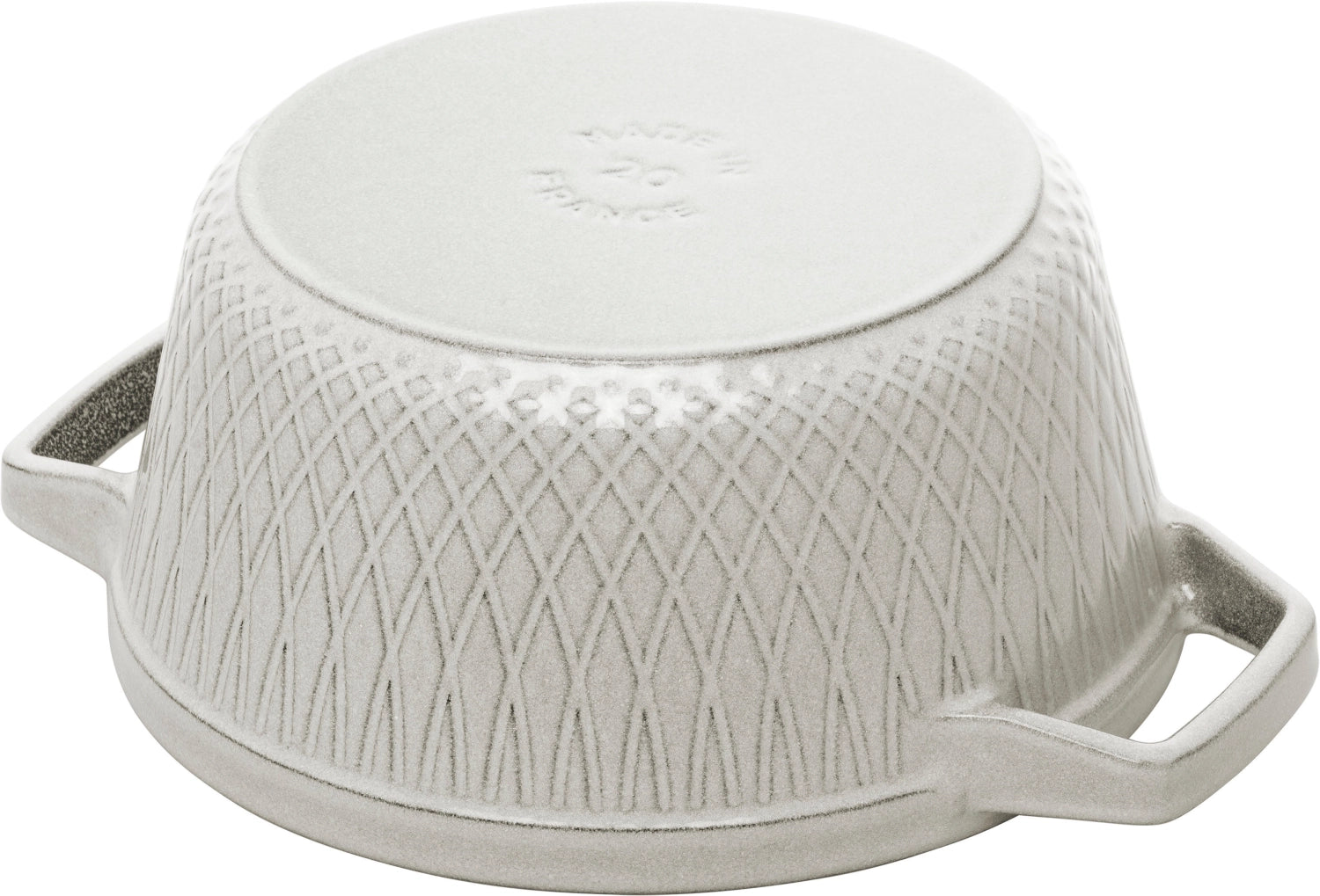 Runde 3,8 l Cocotte von Staub mit gedrehtem Design, ideal für kreative Kochabenteuer und ansprechende Tischpräsentationen.
