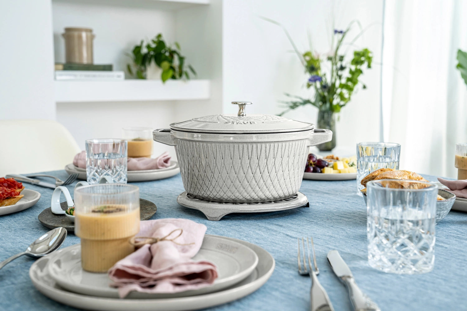 Runde 3,8 l Twisted Cocotte von Staub, ideal zum Kochen und Servieren, mit elegantem Design und hochwertiger Verarbeitung für jeden Tisch.