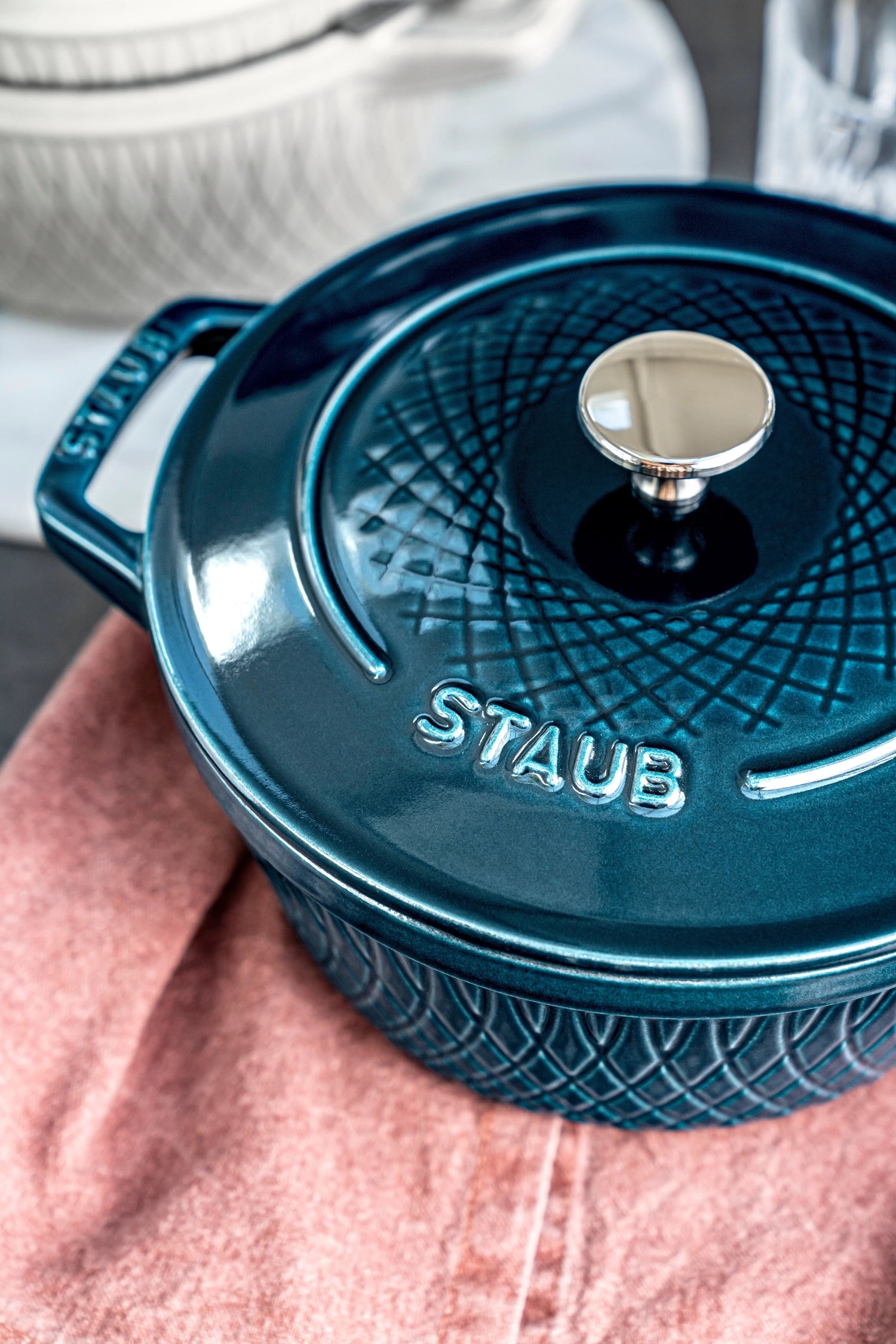 Elegante runde Cocotte von Staub mit 3,8 l Volumen, perfekt für vielseitige Gerichte und stilvolle Serviermöglichkeiten.