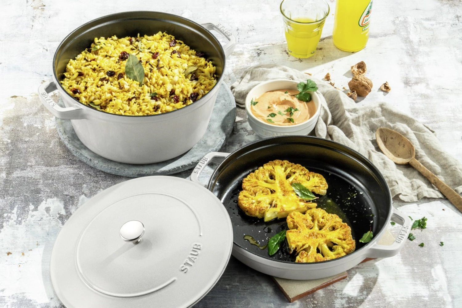 Cocotte 4tlg. Set in elegantem Weiß mit Trüffel-Finish, stapelbar und ideal für stilvolle Küchen und Tischdekoration.