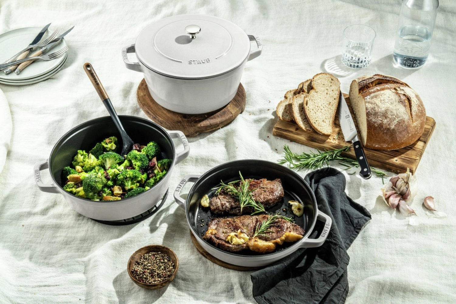 Elegantes 4-teiliges Cocotte-Set in Weiß mit Trüffel-Optik, stapelbar und perfekt für kreative Kochabende und ansprechende Servierideen.