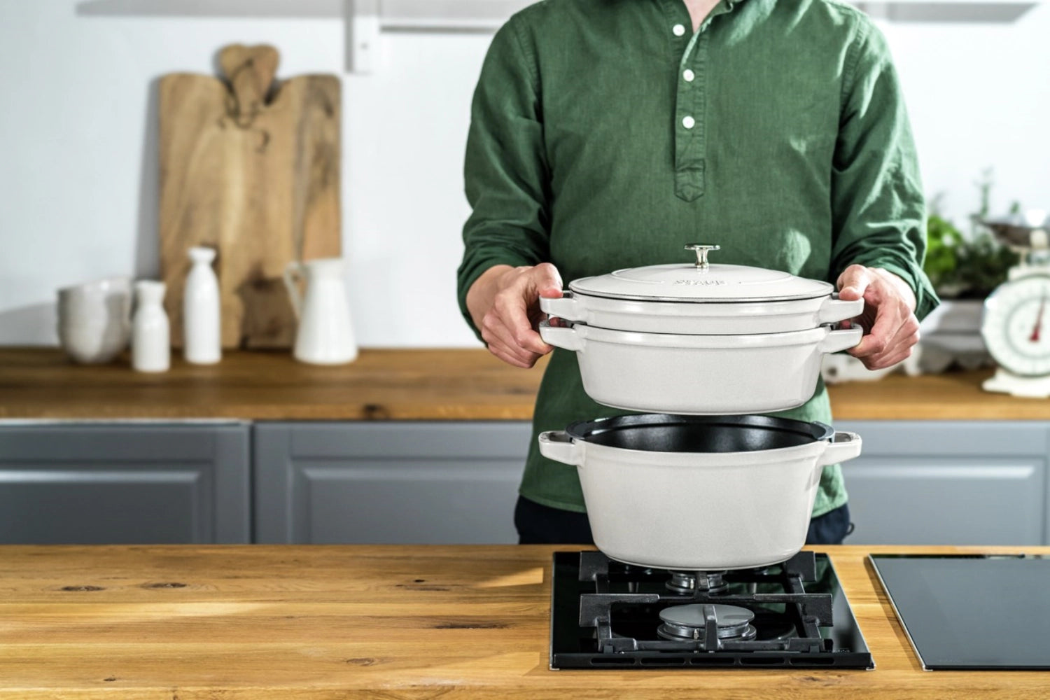 Stilvolles 4-teiliges Cocotte-Set in rundem Design, 24 cm, in edler Trüffel-Optik, ideal für vielseitige Koch- und Servieranlässe.