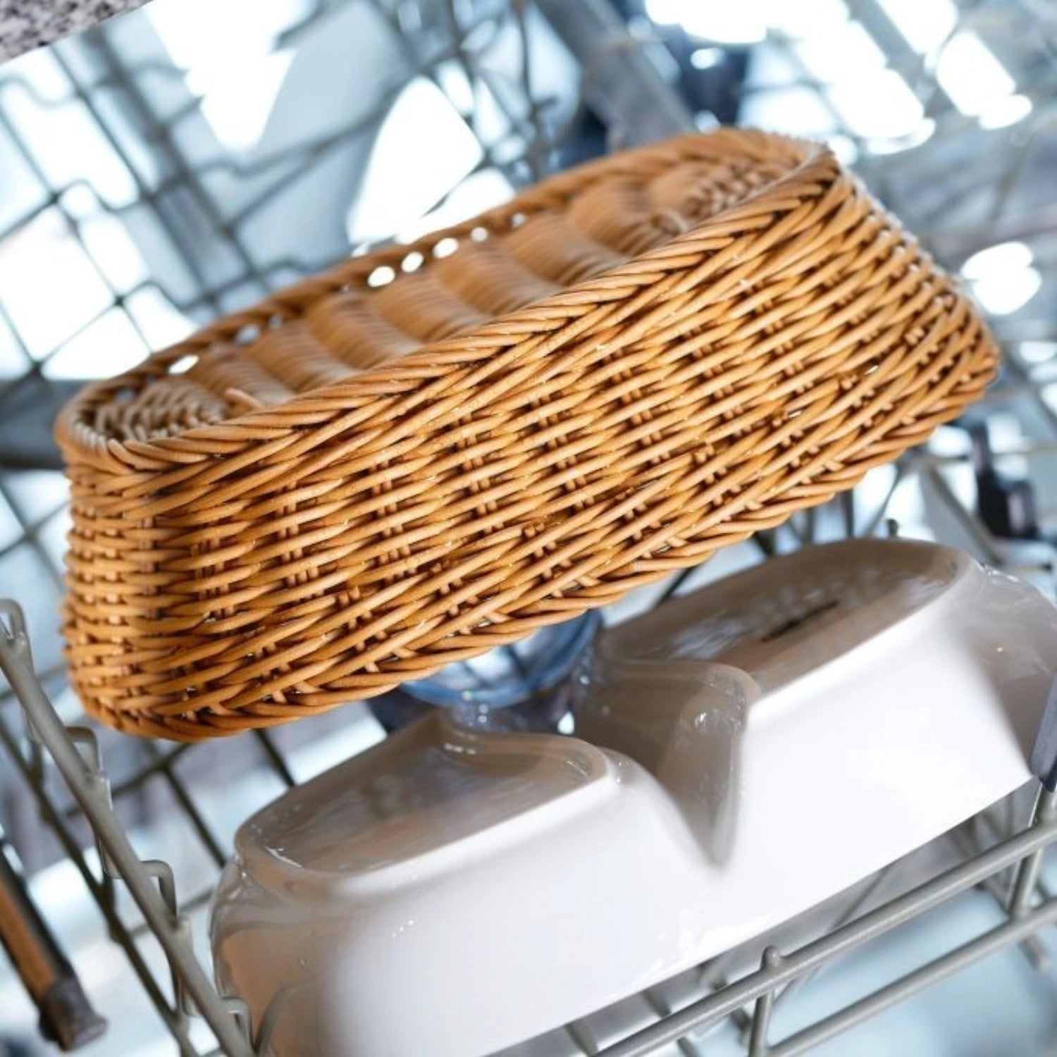 Elegante, runde Schale in Schwarz von Westmark, perfekt für Brot oder Snacks, Maße 31/37x6/12cm, ein modernes Highlight für jede Tafel.