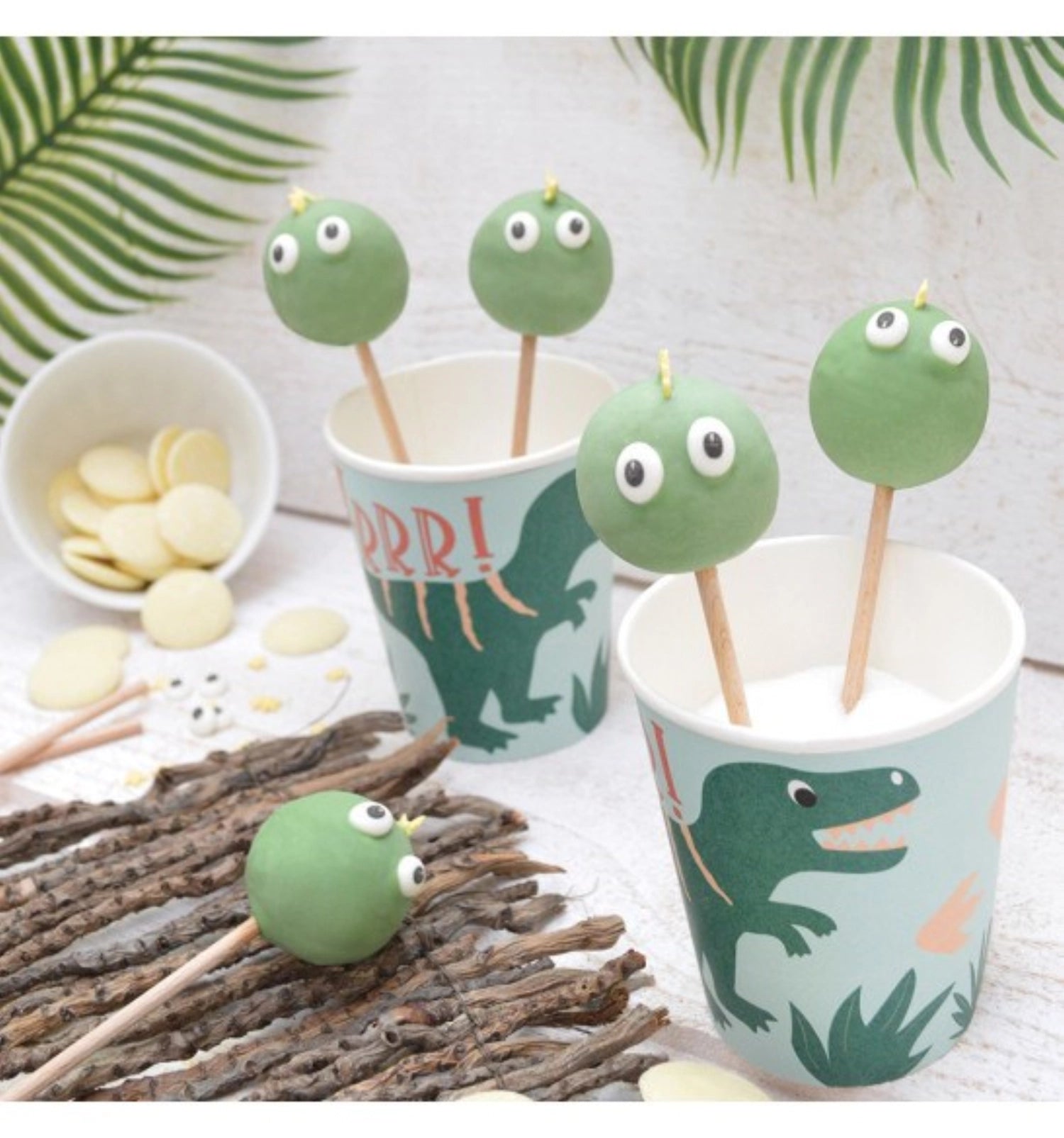 Set aus 8 stabilen Pappbechern mit fröhlichen Dinosauriern, perfekt für Kinderfeste und kreative Dino-Feiern, Fassungsvermögen 25 cl.
