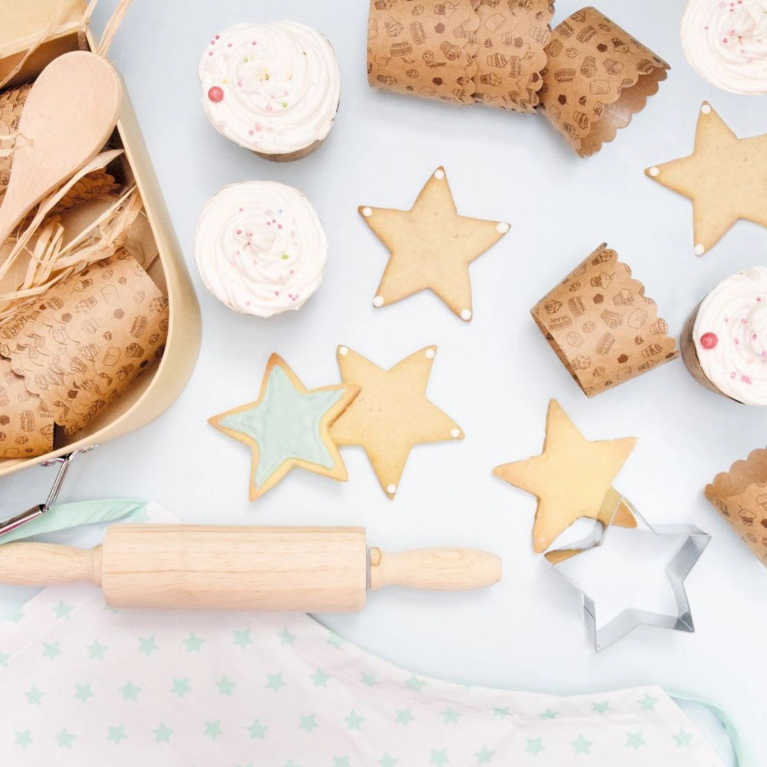 Farbenfrohes Backset "Little Chef" von Scrap Cooking, perfekt für Kinder, um spielerisch das Backen zu lernen und ihre Kreativität auszuleben.