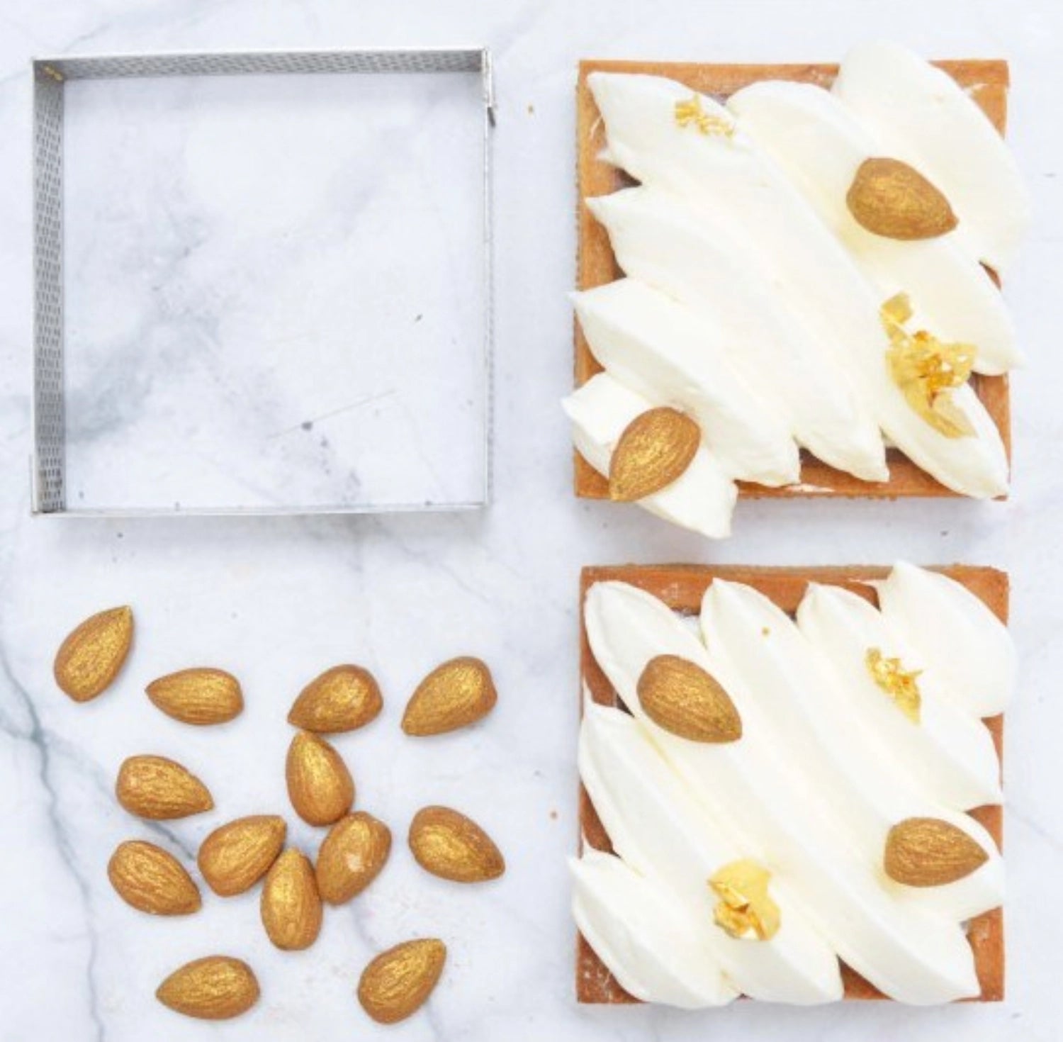 Set aus 4 perforierten quadratischen Tortenringen (8x8cm) von Scrap Cooking, perfekt für das Backen von individuellen Torten und Desserts.