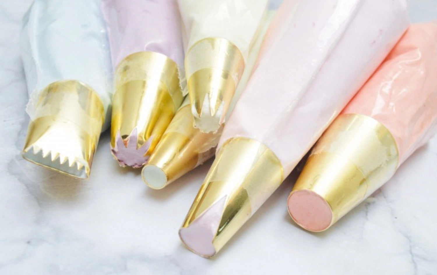 Set aus 6 goldenen Spritztüllen von Scrap Cooking, ideal für kreative Tortendekoration und feine Gebäckverzierungen. Ein Must-Have für jeden Bäcker!