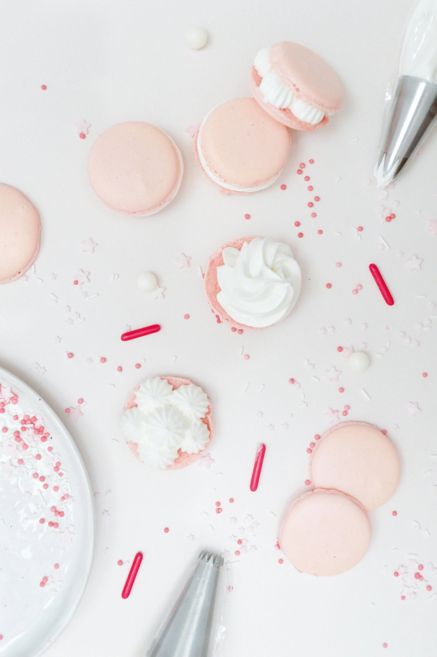 Drei präzise Edelstahltüllen für Spritzbeutel, perfekt zum kunstvollen Verzieren von Macarons und feinen Desserts.