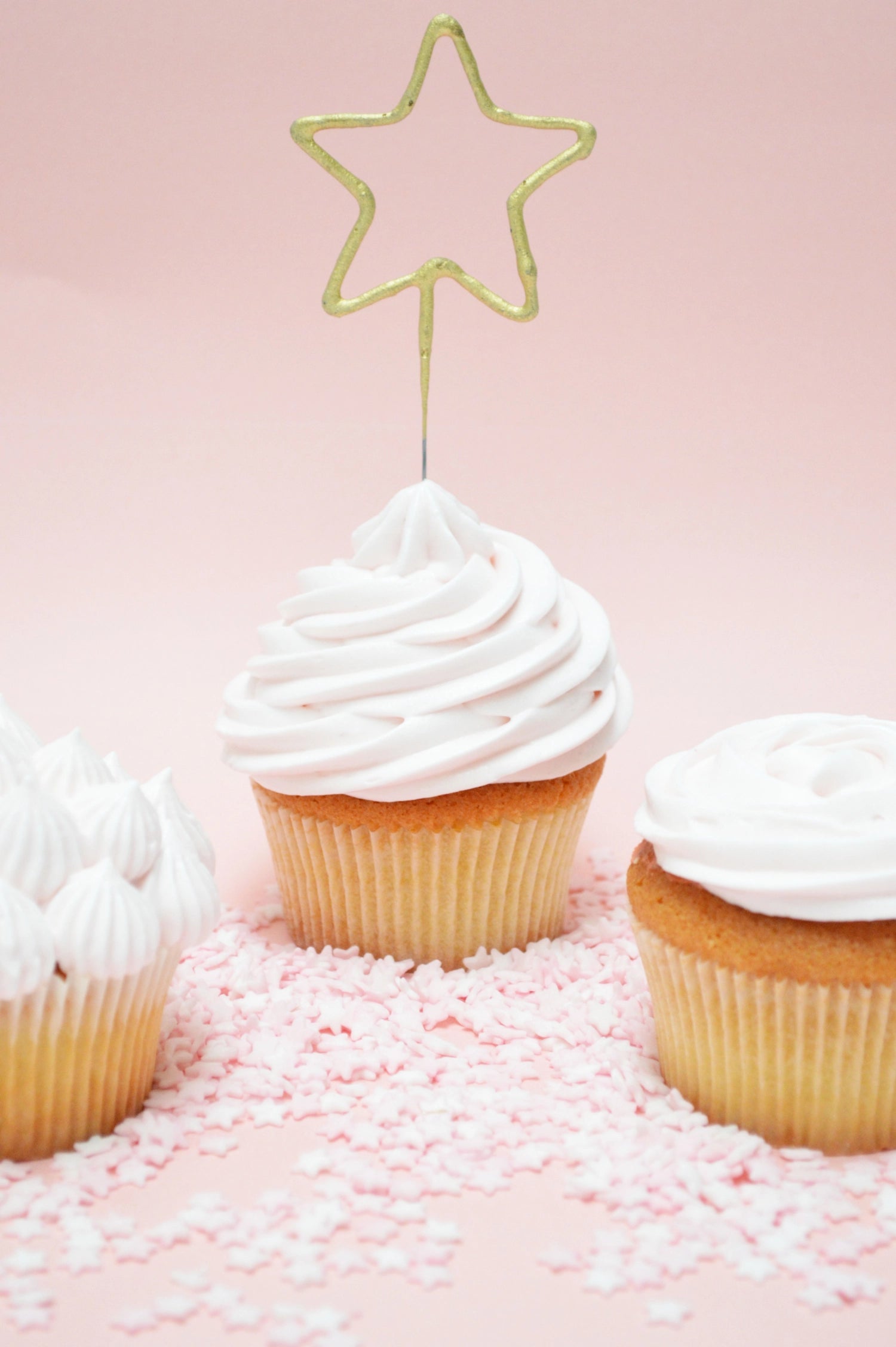 Set mit 3 hochwertigen Edelstahltüllen von Scrap Cooking, perfekt für das kunstvolle Verzieren von Cupcakes mit verschiedenen Spritztechniken.