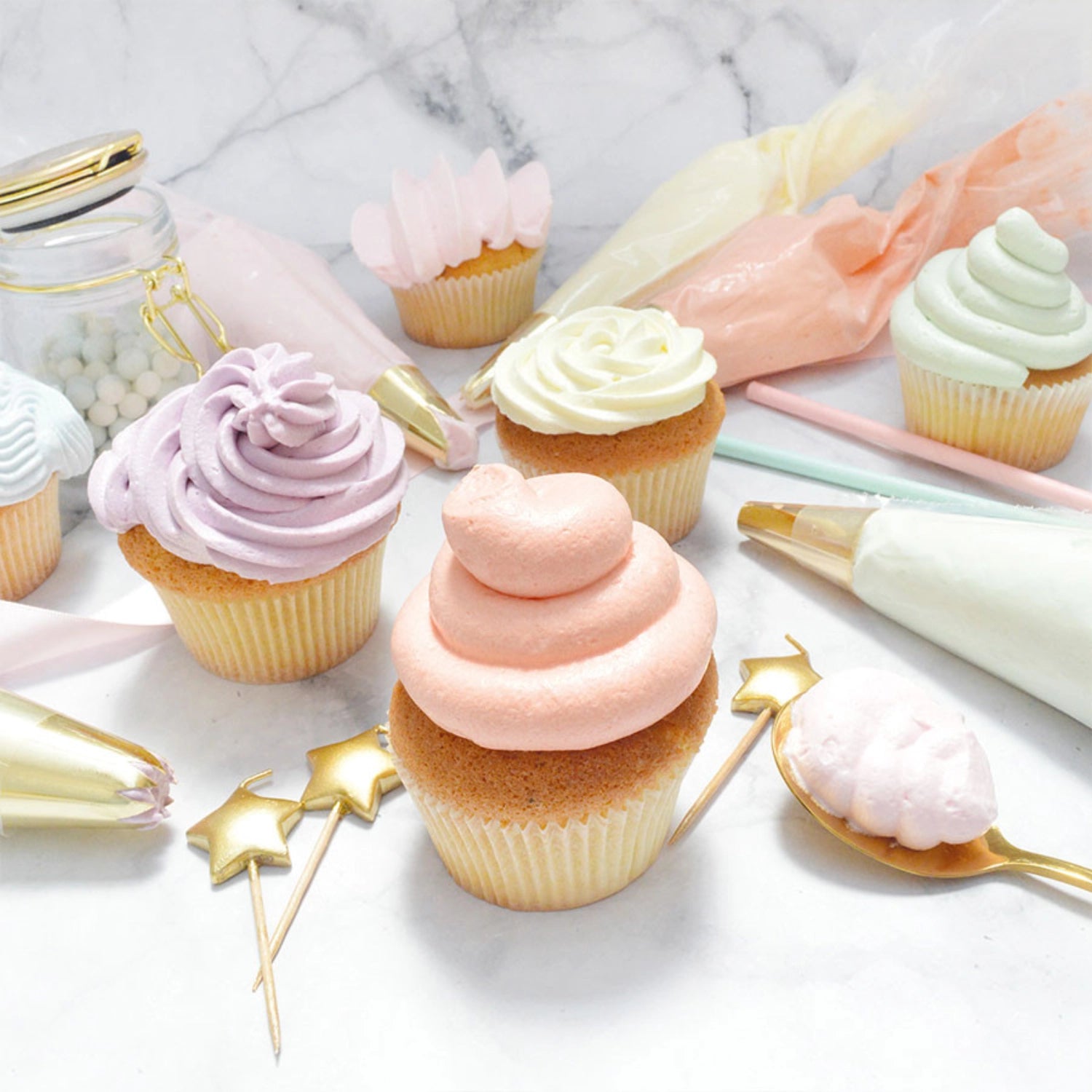 Drei präzise Edelstahltüllen von Scrap Cooking für kreative Cupcake-Dekorationen, ideal für verschiedene Spritzmuster und -techniken.