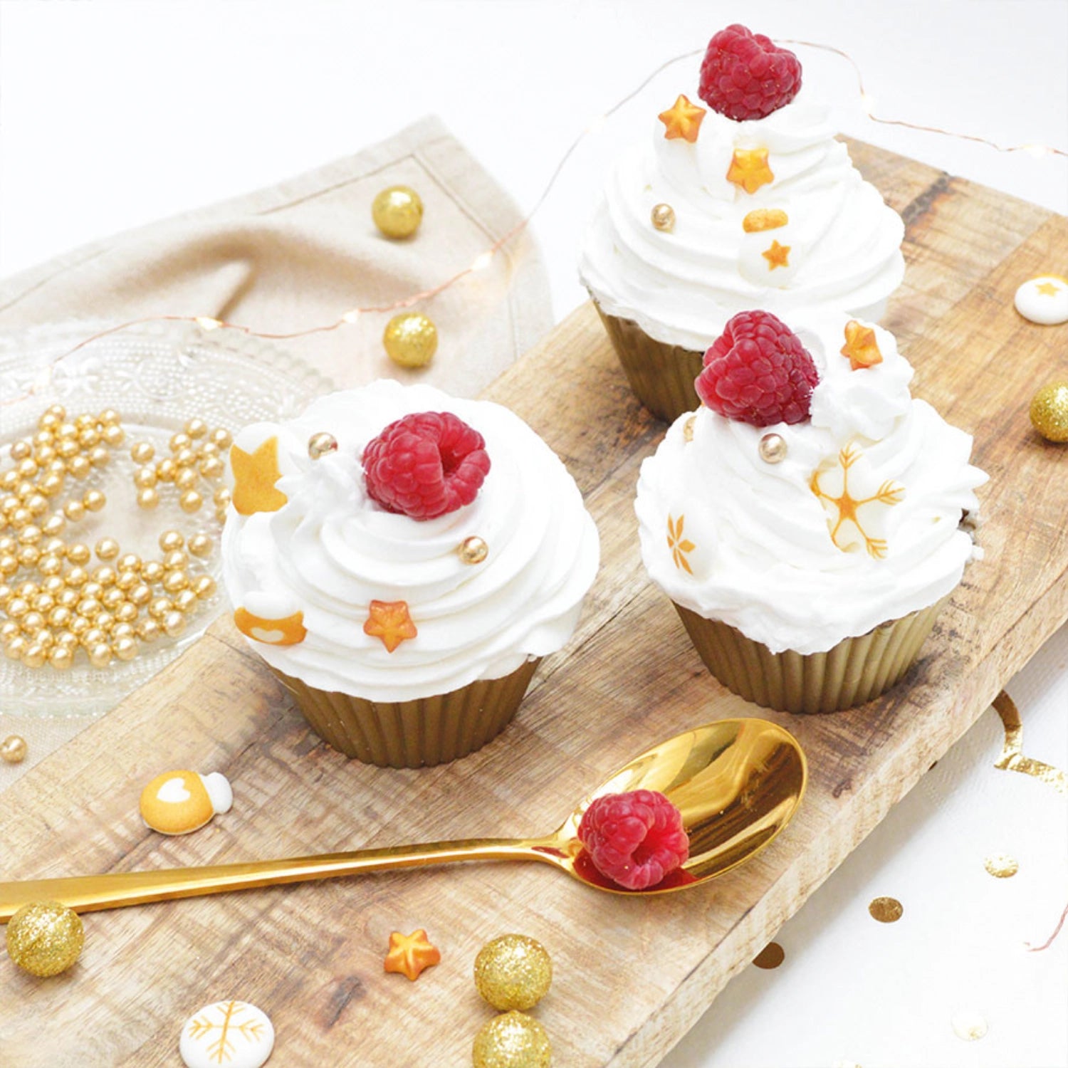 Set mit drei hochwertigen Edelstahltüllen von Scrap Cooking, perfekt für kunstvolle Cupcake-Dekorationen und vielfältige Spritztechniken.